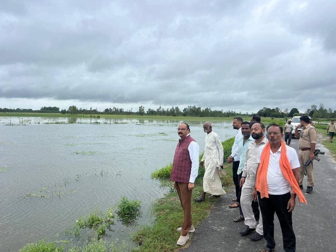 *शाहजहांपुर में बारिश से फसल बर्बाद,सांसद ने CM से मांगा-मुआवजा*
*निष्पक्ष सर्वे और मुआवजे की मांग, घरों में भरा पानी, बिजली भी ठप*
शाहजहांपुर में पिछले दो दिन से बारिश, आंधी और तूफान के कारण किसानों की फसलें बर्बाद हो गई हैं। भाजपा सांसद अरुण सागर ने मुख्यमंत्री योगी आदित्यनाथ को पत्र लिखकर जल्द मुआवजा दिलाने की मांग की है।
सांसद ने बताया कि आंधी और भारी बारिश से धान, गन्ना समेत अन्य फसलें पूरी तरह नष्ट हो गई हैं। खेतों में पानी भरने से किसानों के सामने गंभीर आर्थिक संकट आ गया है।
कई शहरी और ग्रामीण इलाकों में पानी भर जाने से बाढ़ जैसी स्थिति है। घरों में पानी घुस गया है, कच्ची दीवारें गिर गईं। बिजली के खंभे व पेड़ गिरने से आवागमन और बिजली सप्लाई भी ठप है।
अरुण सागर ने मुख्यमंत्री से प्रशासन को तुरंत निर्देश देने का अनुरोध किया। उन्होंने राजस्व और कृषि विभाग की टीमों से फसलों के नुकसान का निष्पक्ष सर्वे कराकर पीड़ित किसानों को सरकारी मदद देने की मांग की। साथ ही, जल निकासी, राहत सामग्री और धान खरीद नियमों में छूट देने की अपील की है।
सांसद ने कहा कि किसानों को परेशान नही होने दिया जाएगा। सीएम योगी आदित्यनाथ ने पहले ही 24 घंटे के अंदर सर्वे कराकर किसानों को मुआवजा देने के निर्देश दिये हैं ।उन्होंने कहा कि सरकार पूरी तरह से किसानों के साथ खड़ी है।
Arun Kumar Sagar