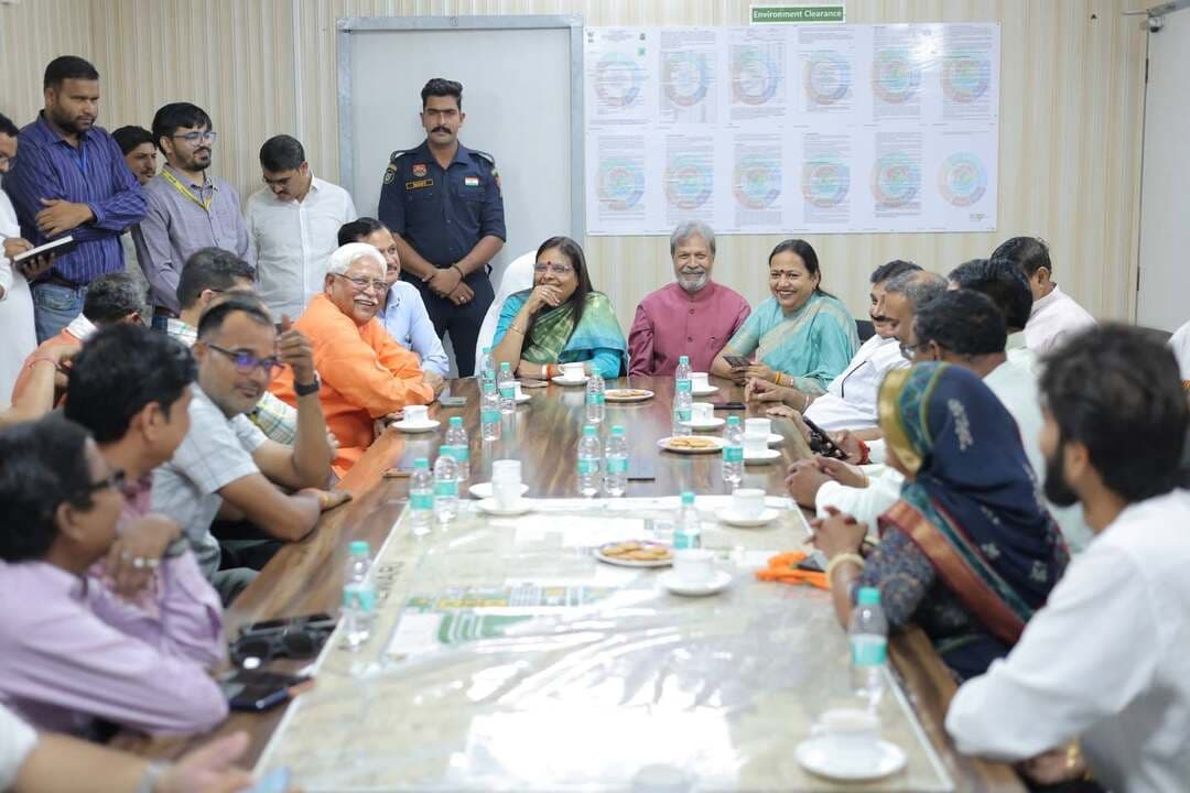 एम्स माजरा दक्षिण हरियाणा की स्वास्थ्य सेवाओं में बनेगा मील का पत्थर : डॉ. अर्चना गुप्ता
: 210 एकड़ में स्थापित हो रहा एम्स, करीब 1600 करोड़ रुपये की लागत से तैयार होगा अत्याधुनिक स्वास्थ्य परिसर
: भाजपा सरकार में स्कूली शिक्षा से लेकर उच्च शिक्षा तक बढ़े अवसर
(रेवाड़ी समाचार पंकज कुमार)
रेवाड़ी। भाजपा प्रदेशाध्यक्ष डॉ. अर्चना गुप्ता ने कहा कि प्रधानमंत्री नरेन्द्र मोदी के नेतृत्व में केंद्र सरकार के कार्यकाल में हरियाणा ही नहीं, पूरे देश में स्वास्थ्य क्षेत्र में बड़े बदलाव हुए हैं। स्वास्थ्य सुविधाओं के विस्तार के साथ मेडिकल शिक्षा के क्षेत्र में भी युवाओं के लिए अवसर बढ़े हैं। उन्होंने कहा कि रेवाड़ी में स्थापित हो रहा एम्स दक्षिण हरियाणा की स्वास्थ्य सेवाओं के लिए मील का पत्थर साबित होगा।
रविवार सुबह भाजपा प्रदेशाध्यक्ष डॉ. अर्चना गुप्ता ने ‘कहानी बदलाव की’ मुहिम के तहत भालखी-माजरा में 210 एकड़ में करीब 1600 करोड़ रुपये की लागत से स्थापित हो रहे अखिल भारतीय आयुर्विज्ञान संस्थान (एम्स), रेवाड़ी का दौरा किया। उन्होंने पूरे प्रोजेक्ट के बारे में विस्तृत जानकारी लेने के बाद वहां कार्यरत प्रोजेक्ट टीम और भाजपा पदाधिकारियों से संवाद किया।
डॉ. अर्चना गुप्ता ने कहा कि प्रधानमंत्री नरेन्द्र मोदी के नेतृत्व में बीते 12 वर्षों में मेडिकल शिक्षा, उच्च शिक्षा, कॉलेज और स्कूल स्तर के शिक्षा ढांचे में बड़े बदलाव हुए हैं। युवाओं की रुचि और भविष्य की आवश्यकताओं के अनुरूप पाठ्यक्रमों तथा शैक्षणिक अवसरों को भी बढ़ावा मिला है। एम्स रेवाड़ी इसी बदलाव की कहानी का महत्वपूर्ण हिस्सा बनने जा रहा है, जिससे रेवाड़ी सहित पूरे दक्षिण हरियाणा के लाखों नागरिकों को अत्याधुनिक स्वास्थ्य सेवाओं का लाभ मिलेगा।
उन्होंने कहा कि करीब 1600 करोड़ रुपये की लागत से तैयार हो रहा एम्स रेवाड़ी आधुनिक चिकित्सा सुविधाओं और विशेषज्ञ सेवाओं से लैस होगा। इसके शुरू होने से गंभीर बीमारियों के उपचार और विशेषज्ञ चिकित्सा सेवाओं के लिए क्षेत्र के लोगों की दूर-दराज के बड़े शहरों पर निर्भरता कम होगी। एम्स केवल उपचार का संस्थान नहीं होगा, बल्कि मेडिकल शिक्षा, प्रशिक्षण और चिकित्सा अनुसंधान के क्षेत्र में भी महत्वपूर्ण भूमिका निभाएगा।
भाजपा प्रदेशाध्यक्ष ने कहा कि वर्ष 2014 से अब तक स्वास्थ्य शिक्षा, उच्च शिक्षा और स्कूली शिक्षा में ढांचागत विकास से लेकर शिक्षा व्यवस्था तक व्यापक बदलाव हुए हैं। इनका सीधा लाभ युवा पीढ़ी को मिल रहा है और स्वास्थ्य व शिक्षा के क्षेत्र में विकसित हो रहा नया ढांचा आने वाली पीढ़ियों के लिए नए अवसर तैयार कर रहा है।
डॉ. अर्चना गुप्ता ने कहा कि इतने बड़े चिकित्सा संस्थान के विकसित होने से प्रत्यक्ष एवं अप्रत्यक्ष रोजगार के अवसर भी बढ़ेंगे तथा आसपास के क्षेत्रों में आर्थिक गतिविधियों को गति मिलेगी। एम्स माजरा दक्षिण हरियाणा में बेहतर स्वास्थ्य सुविधाओं के साथ रोजगार और विकास के नए अवसरों का भी आधार बनेगा। इस दौरान उन्होंने एम्स परिसर में ‘एक पेड़ मां के नाम’ अभियान के तहत पौधारोपण भी किया।
इस अवसर पर भाजपा जिलाध्यक्ष डॉ. वंदना पोपली, विधायक लक्ष्मण यादव, विधायक डॉ. कृष्ण कुमार, जिला प्रभारी प्रोफेसर मदन लाल गोयल, किसान मोर्चा राष्ट्रीय कोषाध्यक्ष रामपाल यादव, पीपीपी कॉर्डिनेटर सतीश खोला, सिंहराम महलावत, सुनील मूसेपुर, हुकमचन्द यादव, प्रीतम चौहान, रत्नेश बंसल, कुलदीप चौहान तथा खोला मण्डल अध्यक्ष सुभाष यादव उपस्थित रहे।