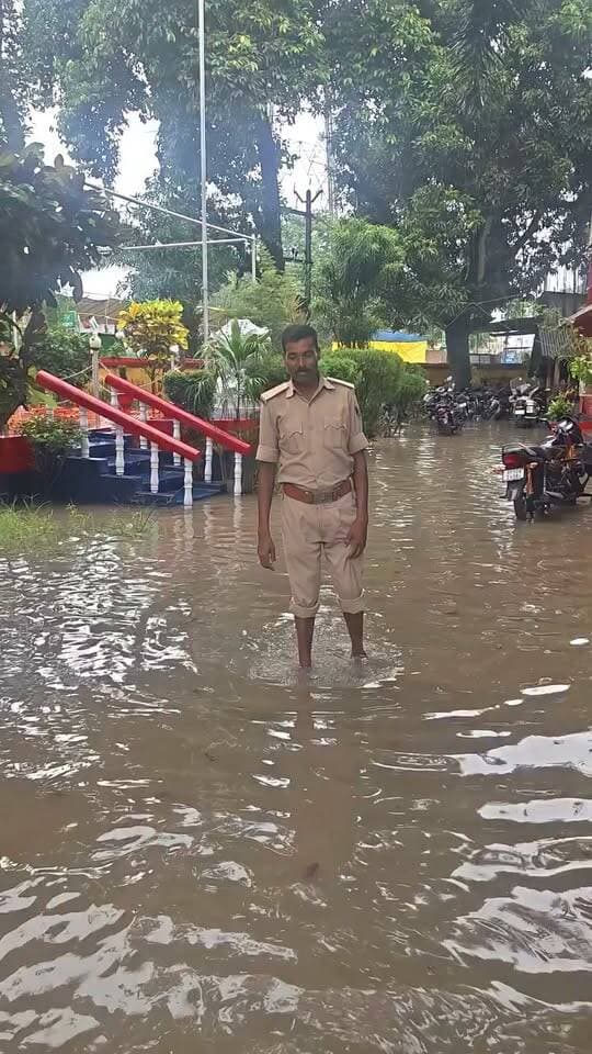 सिमराही सुपौल में बारिश का प्रकोप, विभिन्न सड़कों, थाना, बैरेक, सिंचाई कार्यालय पर जमा पानी बना लोगों के लिए परेशानी
#RainNews #FloodLikeCondition #ViralPost #ranjeetkumaryadav