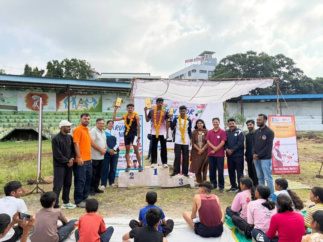 भारत सरकार के युवा कार्यक्रम एवं खेल मंत्रालय के ‘मेरा युवा भारत’ (माय भारत), धार एवं गोलू फिजिकल एकेडेमी, धार के संयुक्त तत्वावधान में एसपीडीए ग्राउंड पर ‘नशा मुक्त युवा फॉर विकसित भारत’ एवं ‘रन फॉर नेशन’ सहित विभिन्न गतिविधियों का आयोजन किया गया। कार्यक्रम में बड़ी संख्या में युवाओं, धावकों एवं नागरिकों ने उत्साहपूर्वक सहभागिता की।
‘नशा मुक्त युवा फॉर विकसित भारत’ के अंतर्गत 100 सप्ताह तक चलने वाले नशामुक्त युवा अभियान के तहत ‘मेरा स्वास्थ्य, मेरा गर्व’ स्वास्थ्य शिविर आयोजित किया गया। इसके साथ ही ‘फिट इंडिया… हिट इंडिया’ अभियान के तहत 1600 मीटर ओपन ट्रायल दौड़ ‘रन फॉर नेशन’ का आयोजन किया गया।
*युवाओं को नशामुक्ति एवं स्वस्थ जीवनशैली अपनाने का दिलाया संकल्प*
आयोजक टीम द्वारा अतिथियों का पुष्पगुच्छ भेंट कर स्वागत किया गया। जिला युवा अधिकारी दीर्घा राजावत ने कार्यक्रम की पृष्ठभूमि एवं उद्देश्यों की जानकारी देते हुए युवाओं को नशे से दूर रहने तथा स्वस्थ एवं सकारात्मक जीवनशैली अपनाने का संकल्प दिलाया। उन्होंने बताया कि प्रधानमंत्री श्री नरेंद्र मोदी की प्रेरणा से देशभर में ‘नशा मुक्त युवा और विकसित भारत’ संकल्प अभियान के अंतर्गत विभिन्न जागरूकता एवं रचनात्मक गतिविधियां आयोजित की जा रही हैं। 100 सप्ताह तक प्रत्येक रविवार आयोजित होने वाली इन गतिविधियों के माध्यम से युवाओं को नशामुक्त भारत के निर्माण से जोड़ने का प्रयास किया जा रहा है।
उन्होंने युवाओं को ‘मेरा युवा भारत’ पोर्टल के माध्यम से संचालित विभिन्न राष्ट्रीय स्तर की युवा-केंद्रित गतिविधियों, कार्यक्रमों एवं अवसरों की जानकारी भी दी।
*खेलों के माध्यम से अनुशासन एवं नेतृत्व क्षमता विकसित करने के लिए किया प्रेरित*
मुख्य अतिथि धार जिला बैडमिंटन एसोसिएशन एवं धार जिला हॉकी संघ के अध्यक्ष पंडित छोटू शास्त्री ने युवाओं को खेलों के महत्व से अवगत कराते हुए खेलकूद एवं शारीरिक गतिविधियों में बढ़-चढ़कर भाग लेने के लिए प्रेरित किया। उन्होंने कहा कि खेल जीवन में अनुशासन, एकाग्रता एवं नेतृत्व क्षमता के विकास में महत्वपूर्ण भूमिका निभाते हैं।
पूर्व सैनिक राजेश खड़ीकर ने भारतीय सेना एवं रक्षा बलों में चयन की प्रक्रिया, नियमों तथा शारीरिक एवं मानसिक तैयारी के संबंध में युवाओं को जानकारी दी। उन्होंने कहा कि देश सेवा से बड़ा कोई धर्म नहीं है। कड़ी मेहनत, अनुशासन एवं दृढ़ संकल्प से निर्धारित लक्ष्य प्राप्त किया जा सकता है। पूर्व सैनिक गुमान सिंह डावर ने भी अपने सैन्य जीवन के अनुभव युवाओं के साथ साझा किए तथा उन्हें देशभक्ति, अटूट संकल्प एवं राष्ट्र निर्माण में सक्रिय भूमिका निभाने के लिए प्रेरित किया।
*स्वास्थ्य परीक्षण के साथ पौष्टिक एवं संतुलित आहार के प्रति किया जागरूक*
स्वास्थ्य विभाग की ओर से डॉ. नम्रता पांचोली, डॉ. बलवंत विश्नोई एवं मेडिकल टीम विशेष रूप से उपस्थित रही। टीम द्वारा शिविर में पहुंचे धावकों, युवाओं एवं नागरिकों का सामान्य शारीरिक परीक्षण एवं स्वास्थ्य परीक्षण किया गया। डॉ. नम्रता पांचोली ने युवाओं को स्वस्थ दिनचर्या अपनाने, नियमित शारीरिक गतिविधियों में भाग लेने तथा शरीर को स्वस्थ बनाए रखने के लिए पौष्टिक एवं संतुलित आहार के महत्व की जानकारी दी।
*1600 मीटर ‘रन फॉर नेशन’ में धावकों ने दिखाया उत्साह*
1600 मीटर ओपन ट्रायल दौड़ ‘रन फॉर नेशन’ में बालक एवं बालिका वर्ग के सैकड़ों धावकों ने उत्साहपूर्वक भाग लिया। बालिका वर्ग में शिवानी गोयल ने प्रथम, महिमारानी कटारे ने द्वितीय तथा रजनी गिरवाल ने तृतीय स्थान प्राप्त किया। इसी प्रकार बालक वर्ग में आशीष जमरे प्रथम, जितेंद्र जमरा द्वितीय तथा ओम सुरताना तृतीय स्थान पर रहे। युवाओं ने अनुशासन एवं जोश के साथ दौड़ में सहभागिता कर अपनी प्रतिभा का प्रदर्शन किया।
*विजेता एवं उपविजेता टीमों के प्रतिभागियों को वितरित किए प्रोत्साहन राशि के चेक*
‘मेरा युवा भारत’ द्वारा गत वर्ष आयोजित जिला स्तरीय खेलकूद प्रतियोगिता में कबड्डी एवं खो-खो की विजेता एवं उपविजेता टीमों को भी सम्मानित किया गया। धार विधायक श्रीमती नीना विक्रम वर्मा द्वारा की गई घोषणा के अनुरूप जिला स्तरीय प्रतियोगिता की विजेता एवं उपविजेता टीमों के प्रतिभागियों को प्रोत्साहन राशि के चेक वितरित किए गए। विजेता टीम के प्रत्येक प्रतिभागी को 10 हजार रुपये तथा उपविजेता टीम के प्रत्येक प्रतिभागी को 5 हजार रुपये की प्रोत्साहन राशि का चेक प्रदान कर सम्मानित किया गया।
Jansampark Madhya Pradesh