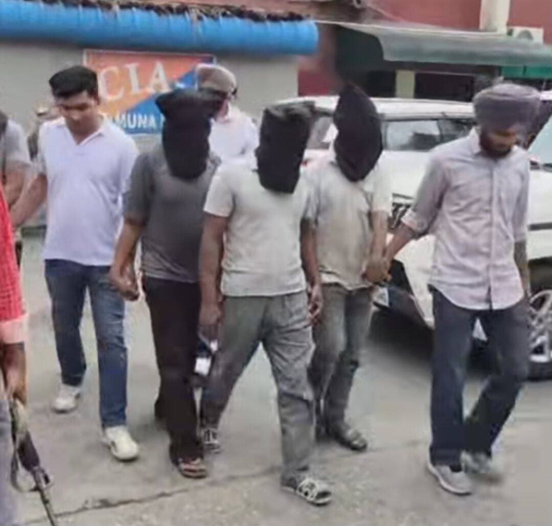 यमुनानगर।। अपराध शाखा-1 की टीम ने खेतों से मोटर चोरी गिरोह के चार सदस्यों को किया गिरफ्तार। जिनकी पहचान उत्तर प्रदेश के जिला सहारनपुर के गांव शीतलपुर निवासी जसपाल पुत्र ईश्वर सिंह, गांव सोन चीडॉ निवासी राजू पुत्र धर्मपाल, गांव गलौरा निवासी इंदर सेन पुत्र भंवर सिंह व न्यू शारदा नगर उत्तर प्रदेश निवासी धर्मपाल उर्फ मिट्टू पुत्र महावीर के नाम से हुई।