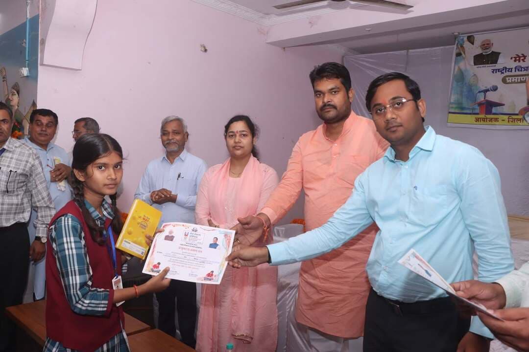 सेवा संकल्प अभियान के अंतर्गत शासकीय उत्कृष्ट रघुराज क्रमांक-02 शहडोल में जिला स्तरीय चित्रकला, भाषण एवं निबंध प्रतियोगिता का आयोजन किया गया। प्रतियोगिता में जिले के पांचों विकासखण्डों से विद्यार्थियों ने सहभागिता की। जिला स्तरीय प्रतियोगिता में 51 विद्यार्थियों ने चित्रकला, 16 ने भाषण तथा 06 विद्यार्थियों ने निबंध प्रतियोगिता में सहभागिता की।
कार्यक्रम की मुख्य अतिथि विधायक जयसिंहनगर विधानसभा क्षेत्र श्रीमती मनीषा सिंह थीं। इस अवसर पर जिला योजना समिति सदस्य श्रीमती अमिता चपरा, जिला स्तरीय मॉनीटरिंग कमेटी सदस्य श्री संतोष लोहानी, सामाजिक कार्यकर्ता श्री पुष्पेन्द्र पटेल, जिला चित्रकला प्रदर्शनी प्रभारी श्री दौलत मनवानी, अपर कलेक्टर श्री सरोधन सिंह, अनुविभागीय अधिकारी सोहागपुर श्रीमती अमृता गर्ग, जिला शिक्षा अधिकारी श्री अतुल चौधरी, जिला परियोजना समन्वयक श्री अमरनाथ सिंह, सहायक संचालक जनजातीय कार्य विभाग श्री संजय पाण्डेय तथा प्राचार्य शासकीय उत्कृष्ट रघुराज क्रमांक-02 श्री मनोज श्रीवास्तव सहित स्थानीय विद्यालयों के प्राचार्य, शिक्षक एवं विद्यार्थी उपस्थित रहे।
प्रतियोगिता में शामिल प्रतिभागियों का जिला स्तरीय गठित जूरी द्वारा मूल्यांकन किया गया। मूल्यांकन के आधार पर चित्रकला प्रतियोगिता में पांच, भाषण प्रतियोगिता में तीन तथा निबंध प्रतियोगिता में तीन विद्यार्थियों का चयन किया गया। सभी प्रतिभागियों को प्रमाण-पत्र तथा चयनित प्रतिभागियों को मेडल, शील्ड एवं प्रमाण-पत्र प्रदान कर सम्मानित किया गया।
चित्रकला प्रतियोगिता में चयनित प्रतिभागियों में प्राची गुप्ता, शासकीय हाई स्कूल सरवाही खुर्द ब्यौहारी; मोनिका यादव, शासकीय पूर्व माध्यमिक विद्यालय चंदेला जयसिंहनगर; जयन्त रजक, अशासकीय केपीएस अंग्रेजी माध्यम विद्यालय जैतपुर बुढार; पलक गुप्ता, अशासकीय विद्यासागर पब्लिक स्कूल बुढार तथा वंश तिवारी, शासकीय माध्यमिक विद्यालय बैरीहा बुढार शामिल हैं।
भाषण प्रतियोगिता में कृष्णा गुप्ता, अशासकीय विमला उ.मा. विद्यालय ब्यौहारी; करिश्मा सेन, शासकीय उत्कृष्ट उ.मा.वि. रघुराज क्रमांक-02; शिवानी सिंह, माता शबरी कन्या शिक्षा परिसर कंचनपुर तथा शिवा द्विवेदी, शासकीय उत्कृष्ट उ.मा.वि. ब्यौहारी का चयन किया गया।
निबंध प्रतियोगिता में संध्या यादव, शासकीय उ.मा.वि. पिपरिया; अमिताभ सिंह, एकलव्य विद्यालय जैतपुर तथा आरणा नामदेव, ओपीएम अमलई का चयन किया गया।
सेवा संकल्प अभियान के अंतर्गत आयोजित प्रतियोगिता में विद्यार्थियों ने चित्रकला, भाषण एवं लेखन के माध्यम से अपनी प्रतिभा का प्रदर्शन किया। आयोजन का उद्देश्य विद्यार्थियों को रचनात्मक अभिव्यक्ति के लिए मंच उपलब्ध कराना तथा उनमें सामाजिक सरोकारों के प्रति जागरूकता को बढ़ावा देना रहा।
#सेवा_संकल्प_अभियान #SevaSankalpAbhiyan #शहडोल #shahdol