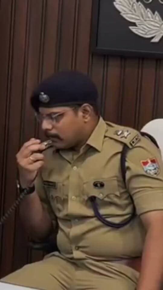 🛑 छात्र संघ चुनाव एवं भारी बारिश को लेकर SSP अजय गणपति सख्त — वायरलेस सेट पर अधिकारियों को दिए कड़े निर्देश..
#उधमसिंघनागारपोलिस
Udham Singh Nagar Police Uttarakhand 𝑭𝒐𝒍𝒍𝒐𝒘𝒆𝒓𝒔. Nainital Police RUDRAPUR CITY