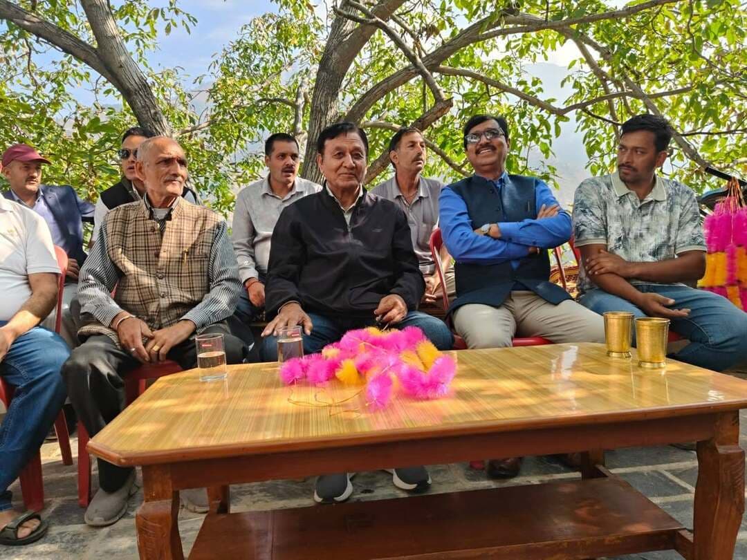 भरमौर के खनी पंचायत में मंत्री जगत सिंह नेगी ने सुनी ग्रामीणों की समस्याएं
हाई डेंसिटी सेब बगीचे का किया निरीक्षण, आधुनिक बागवानी तकनीक अपनाने पर दिया जोर
भरमौर, 27 सितंबर।
राजस्व, बागवानी एवं जनजातीय विकास मंत्री जगत सिंह नेगी ने रविवार को भरमौर विधानसभा क्षेत्र की खनी पंचायत का दौरा किया। इस दौरान उन्होंने खनी निवासी दौलत राम के हाई डेंसिटी सेब बगीचे का निरीक्षण किया तथा उच्च घनत्व पौधरोपण के माध्यम से की जा रही बागवानी की तकनीक, उत्पादन और प्रबंधन संबंधी जानकारी ली।
मंत्री ने कहा कि किसानों को पारंपरिक खेती के साथ आधुनिक बागवानी तकनीकों को अपनाना चाहिए, ताकि कम भूमि में अधिक उत्पादन प्राप्त कर आमदनी बढ़ाई जा सके। उन्होंने बागवानी विभाग के अधिकारियों को निर्देश दिए कि नई तकनीकों को लेकर गांव-गांव जागरूकता अभियान चलाए जाएं तथा शिविर आयोजित कर किसानों को विभागीय योजनाओं की जानकारी और तकनीकी मार्गदर्शन उपलब्ध करवाया जाए।
उन्होंने किसान को आधुनिक बागवानी तकनीकों, बेहतर उत्पादन एवं प्रबंधन के संबंध में आवश्यक मार्गदर्शन भी दिया तथा संबंधित अधिकारियों को विभागीय योजनाओं का लाभ सुनिश्चित करने के निर्देश दिए।
खनी ग्रीमा एफआईएस योजना जल्द शुरू करने के निर्देश
खनी पंचायत में सिंचाई सुविधा की समस्या पर मंत्री ने जल शक्ति विभाग के अधिकारियों को खनी ग्रीमा एफआईएस योजना को शीघ्र शुरू करने के निर्देश दिए। उन्होंने ग्रींको कंपनी द्वारा निर्माणाधीन उठाऊ जल योजना से खनी के लिए एक ब्रांच बनाने के भी आदेश दिए, ताकि क्षेत्र के किसानों को सिंचाई सुविधा उपलब्ध हो सके।
भालुओं के आतंक पर ग्रामीणों के साथ बैठक के निर्देश
खनी पंचायत में जंगली भालुओं के बढ़ते आतंक की समस्या को गंभीरता से लेते हुए मंत्री ने एसडीएम भरमौर, वन विभाग, कृषि विभाग, बागवानी विभाग तथा बुद्धिल जल विद्युत परियोजना के अधिकारियों को ग्रामीणों के साथ जल्द बैठक करने के निर्देश दिए। उन्होंने कहा कि बैठक में पंचायत की विभिन्न समस्याओं पर विस्तार से चर्चा कर उनके समाधान के लिए आवश्यक कदम उठाए जाएं।
पहली बार पंचायत पहुंचे मंत्री के समक्ष ग्रामीणों ने खुलकर रखीं समस्याएं
मंत्री जगत सिंह नेगी के पहली बार खनी पंचायत पहुंचने पर ग्रामीणों ने क्षेत्र की विभिन्न समस्याओं को खुलकर उनके समक्ष रखा। ग्रामीणों ने 70 मेगावाट बुद्धिल जल विद्युत परियोजना से हुए नुकसान का मुद्दा उठाते हुए कहा कि परियोजना के कारण क्षेत्र के कई जल स्रोत प्रभावित हुए हैं तथा बड़ी संख्या में सेब के पौधे सूख गए हैं।
ग्रामीणों ने कहा कि परियोजना से प्रभावित पंचायत होने के बावजूद खनी को अपेक्षित लाभ नहीं मिला है। उन्होंने लाडा तथा सीएसआर के तहत मिलने वाले लाभों को लेकर भी जानकारी उपलब्ध करवाने की मांग उठाई।
ग्रामीणों ने खनी में स्वीकृत एकलव्य मॉडल रेजिडेंशियल स्कूल का मुद्दा भी उठाया। उन्होंने बताया कि स्कूल करीब तीन वर्ष तक खनी में संचालित हुआ, लेकिन चयनित भूमि को रिजेक्ट किए जाने के बाद इसे होली स्थानांतरित कर दिया गया। ग्रामीणों ने बताया कि स्कूल के लिए सड़क बनाने के प्रयास में चारागाह को नुकसान पहुंचा और लोगों ने सड़क निर्माण के लिए अपने घर तक उखड़वा दिए, लेकिन इसके बावजूद सड़क नहीं बन पाई और स्कूल का संचालन भी जारी नहीं रह सका।
ग्रामीणों ने मांग की कि स्कूल के लिए चयनित भूमि का सदुपयोग करते हुए भरमौर में स्थान की कमी से जूझ रहे सरकारी कार्यालयों के भवन यहां बनाए जाएं।
खनी में हेलीपैड बनाने की मांग, मंत्री ने दिया आश्वासन
श्री मणिमहेश यात्रा के दौरान भरमौर हेलीपैड के आसपास नागरिक अस्पताल, डिग्री कॉलेज तथा चार सरकारी एवं निजी स्कूल होने के कारण उत्पन्न होने वाली ध्वनि प्रदूषण की समस्या भी ग्रामीणों ने मंत्री के समक्ष रखी। ग्रामीणों ने खनी में हेलीपैड बनाने की मांग करते हुए बताया कि इसके लिए पर्याप्त भूमि उपलब्ध है।
ग्रामीणों ने रियासती समय के खड़ामुख-खनी संपर्क मार्ग, जिसकी लंबाई करीब अढ़ाई किलोमीटर है, को बनाने की मांग भी रखी। इसके अलावा खनी-ग्रीमा निर्माणाधीन सड़क तथा खनी से सर्च शॉट-खड़ामुख मार्ग को शीघ्र बहाल करने की मांग उठाई। मंत्री ने लोक निर्माण विभाग के अधिकारियों को आवश्यक कार्रवाई के निर्देश दिए।
ग्रामीणों की मांग पर मंत्री जगत सिंह नेगी ने खनी में हेलीपैड बनाने की प्रक्रिया जल्द शुरू करने का आश्वासन दिया और संबंधित अधिकारियों को इस दिशा में आवश्यक कार्रवाई करने के निर्देश दिए।
इस अवसर पर एपीएमसी अध्यक्ष ललित ठाकुर, एसडीएम भरमौर अजय कुमार सिंह, तहसीलदार भरमौर तेज राम भारद्वाज, पूर्व जिला पार्षद इंद्र ठाकुर, शिव कुमार ठाकुर, एसएमएस मनोहर लाल, दौलत राम तथा जमीत सिंह सहित अन्य गणमान्य लोग उपस्थित रहे।