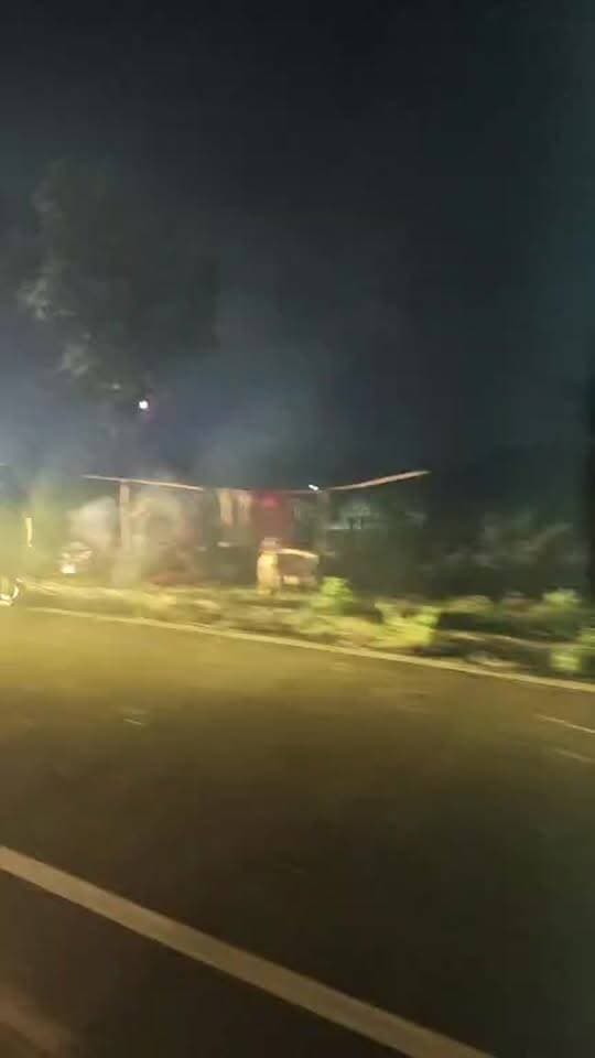 कटाव पीड़ित के बाद बाढ़ पीड़ित, मुख्य सड़क बना रैन बसेरा, नैनहा गांव का मंजर आप भी देखें..