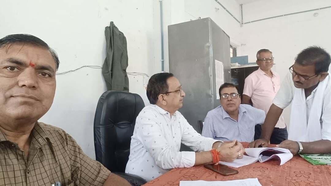 "सेवा संकल्प अभियान" के तहत शिक्षक समस्या निवारण शिविर आयोजित
--
सेवा संकल्प अभियान के तहत कलेक्टर श्रीमती जमुना भिड़े के निर्देशानुसार जिला शिक्षा अधिकारी उन्मेष श्रीवास्तव के मार्गदर्शन में आज दिनांक 27 सितंबर को जिला शिक्षा अधिकारी कार्यालय निवाड़ी मैं शिक्षक समस्या निवारण शिविर का आयोजन किया गया।
शिविर में विकासखंड बार दलों के द्वारा शिक्षकों से आवेदन प्राप्त किए गए। पृथ्वीपुर विकासखंड की शिकायतें विकासखंड शिक्षा अधिकारी श्री एन के अहिरवार के दल ने तथा निवाड़ी विकासखंड की शिकायतें विकासखंड शिक्षा अधिकारी निवाड़ी श्री अटल बिहारी शर्मा के दल ने प्राप्त की बैठक में संकुल प्राचार्य अपने लिपिकों के साथ उपस्थित रहे।
शिविर में पृथ्वीपुर विकासखंड की 41 तथा निवाड़ी विकासखंड की 25 शिकायत में प्राप्त हुई हैं। शिकायतों का पंजीयन कर उनके निराकरण की कार्यवाही की जा रही है। शिविर में आर डी भदकारिया, राम प्रसाद केवट रविंद्र सिंह तोमर विजय पटेल इत्यादि उपस्थित रहे।
Department of School Education, Madhya Pradesh Jansampark Madhya Pradesh #सेवा_संकल्प_अभियान #SevaSankalpAbhiyan #jansamparkMP #niwari