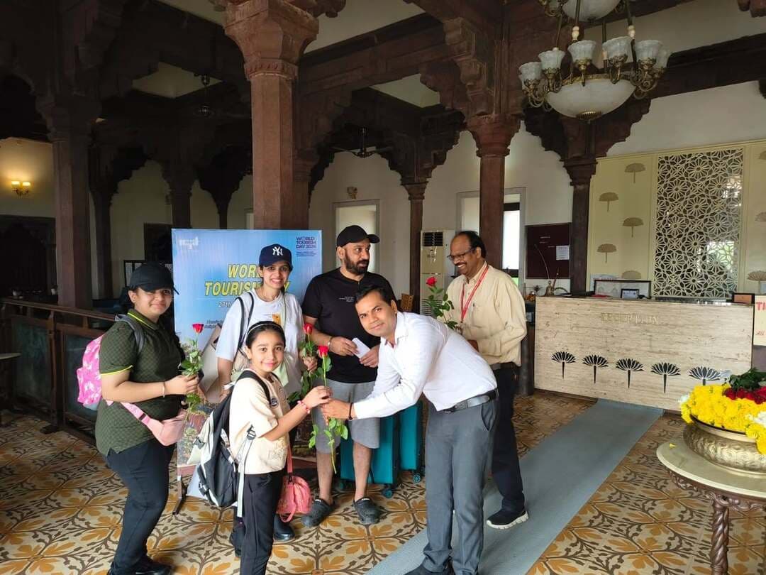 विश्व पर्यटन दिवस पर ओरछा में विदेशी पर्यटकों का स्वागत, राज्य संरक्षित इमारतों में दिया गया निशुल्क प्रवेश
--
कलेक्टर श्रीमती जमुना भिड़े के निर्देशन में एवं जिला पंचायत सीईओ तथा प्रभारी अधिकारी डीएटीसीसी श्री रोहन सक्सेना के मार्गदर्शन में रविवार को ओरछा एवं पर्यटन ग्राम बागान में विश्व पर्यटन दिवस मनाया गया। वहीं राज्य संरक्षित इमारतों में भारतीय एवं विदेशी पर्यटकों को निशुल्क प्रवेश दिया गया।
विश्व पर्यटन दिवस के अवसर पर होटल बेतवा रिट्रीट एवं शीशमहल में पर्यटकों एवं अतिथियों का होटल प्रबंधन द्वारा पुष्पहार से स्वागत किया गया। इस अवसर पर ओरछा पहुंचे विदेशी पर्यटकों के बाइकिंग टूर ‘व्हील ऑफ इंडिया’ के सदस्यों का भी स्वागत किया गया। बाइकिंग टूर के बारे में जानकारी देते हुए व्हील ऑफ इंडिया के संचालक श्री अब्दुल अहद खान ने बताया कि यह 45 दिवसीय बाइकिंग टूर 7 सितंबर से शुरू हुआ है, जो 20 अक्टूबर तक चलेगा। इस बाइकिंग टूर में 9 स्पोर्ट्स बाइक पर 11 विदेशी पर्यटक भारत के विभिन्न पर्यटन स्थलों की यात्रा कर रहे हैं।
उन्होंने बताया कि ‘व्हील ऑफ इंडिया’ टूर पिछले 12 वर्षों से भारत आ रहा है और इस वर्ष भी विदेशी पर्यटकों ने देश की सांस्कृतिक एवं प्राकृतिक विविधता को करीब से जानने के लिए यात्रा शुरू की है। यात्रा की शुरुआत कश्मीर से हुई है। कश्मीर के बाद बाइकिंग टूर दल लद्दाख, हिमाचल प्रदेश, पंजाब, अमृतसर, राजस्थान, आगरा होते हुए मध्यप्रदेश पहुंचा।
मध्यप्रदेश में दल ग्वालियर, ओरछा, सांची एवं महेश्वर सहित प्रमुख पर्यटन स्थलों का भ्रमण करेगा। इसके बाद महाराष्ट्र होते हुए गोवा, कर्नाटक और तमिलनाडु से होकर केरल के वर्कला बीच तक पहुंचेगा। जहां बाइकिंग टूर का समापन होगा। इस दौरान विदेशी पर्यटक विभिन्न क्षेत्रों की ऐतिहासिक विरासत, संस्कृति, प्राकृतिक सौंदर्य और स्थानीय जीवनशैली का अनुभव करेंगे। इस अवसर पर प्रबंधक श्री गिरीश मौर्य, एफओए श्री शशिकांत मिश्रा, मोहित त्रिपाठी सहित होटल प्रबंधन के कर्मचारी उपस्थित रहे।
CM Madhya Pradesh Dr Mohan Yadav Jansampark Madhya Pradesh Madhya Pradesh Tourism #WorldTourismDay #homestay #JansamparkMP #niwari