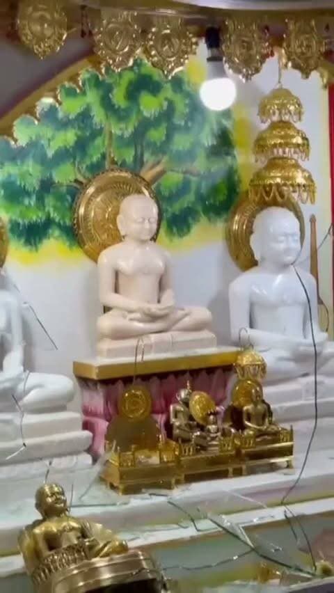 उदयपुर में आस्था के केंद्र पर कायराना हमला: शांतिनाथ दिगंबर जैन मंदिर में चोरों का तांडव, प्रभु की प्रतिमा पर फेंकी गेंती—पर बाल भी बांका न कर सके पापी, भक्तों ने कहा: 'यह साक्षात अतिशय है!'
उदयपुर (सेक्टर-3, नेमिनाथ जैन कॉलोनी) स्थित शांतिनाथ दिगंबर जैन मंदिर में देर रात बेखौफ चोरों ने तांडव मचाया। दानपेटी तोड़कर करीब ₹4 लाख नकद, छत्र और चांदी के सामान पर हाथ साफ किया।
अधर्मियों ने लगभग 10 फीट की दूरी से वीतरागी प्रभु की पाषाण प्रतिमा पर लोहे की गेंती फेंकी, लेकिन भगवान शांतिनाथ के तेज व अतिशय से प्रतिमा पर खरोंच तक नहीं आई। गर्भ गृह में विराजित स्फटिक रत्न की दुर्लभ प्रतिमा भी पूरी तरह सुरक्षित रही।
सूचना मिलते ही भाजपा आपदा राहत विभाग के प्रदेश संयोजक डॉ. जिनेंद्र शास्त्री, मंदिर समिति अध्यक्ष शांतिलाल अखावत, सचिव डॉ. महावीर प्रसाद जैन, राजमल गौदडोत और राजमल टीमरुवी मौके पर पहुंचे और घटना की कड़े शब्दों में निंदा की।
एडिशनल एसपी उमेश ओझा व FSL टीम ने साक्ष्य जुटाकर आरोपियों को अविलंब गिरफ्तार करने के निर्देश दिए हैं। सकल जैन समाज ने दोषियों को कठोरतम सजा देने की मांग की है।
#Udaipur #JainTemple #UdaipurNews #JainSamaj #RajasthanPolice ShantinathBhagwan CrimeNews