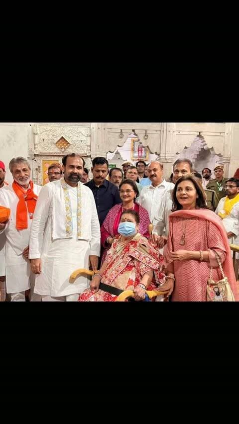 श्रीजी की सेवा में पधारे तिलकायत महाराजश्री व विशाल बावा साहब ।
श्रीनाथजी मंदिर में नवाचार और विकास कार्यों पर मंथन, वैष्णव सुविधार्थ नए पुल का किया शुभारंभ_
पुष्टिमार्गीय वल्लभ संप्रदाय की प्रधान पीठ प्रभु श्रीनाथजी की हवेली के तिलकायत गोस्वामी 108 श्री इन्द्रदमन जी महाराजश्री एवं चिरंजीव गोस्वामी 105 विशाल बावा श्रीजी प्रभु की सांझी की सेवा में नाथद्वारा पधारे। इस दौरान दोनों ने श्रीनाथजी मंदिर से जुड़ी विभिन्न व्यवस्थाओं एवं विकास कार्यों का अवलोकन किया और इनके बेहतर क्रियान्वयन को लेकर अधिकारियों के साथ विस्तार से चर्चा की।
इस अवसर पर विशेष रूप से गोस्वामी चिरंजीव 105
विशाल बावा के मार्गदर्शन में चलाए जा रहे ‘स्वच्छ नाथद्वारा-हरित नाथद्वारा विजन 2030’ को लेकर विचार-विमर्श हुआ, नाथद्वारा को स्वच्छ एवं हरित बनाने के साथ श्रद्धालुओं के लिए सुविधाओं का विस्तार करने तथा मौजूदा व्यवस्थाओं को और सुदृढ़ करने पर जोर दिया गया।
श्रीन