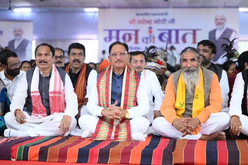 मुख्यमंत्री श्री विष्णु देव साय ने आज कांकेर जिले के लामकन्हार स्थित एकलव्य विद्यालय के बिरसा मुंडा सभागार में प्रधानमंत्री श्री नरेंद्र मोदी के लोकप्रिय रेडियो कार्यक्रम ‘मन की बात’ के 138वें एपिसोड का श्रवण किया।
‘मन की बात’ देश के कोने-कोने से सामने आ रही प्रेरणादायी पहल, जनभागीदारी की शक्ति और बदलाव की सकारात्मक कहानियों को करोड़ों देशवासियों तक पहुंचाने का सशक्त माध्यम बन चुका है। ये कहानियां राष्ट्र निर्माण के संकल्प को भी नई ऊर्जा दे रहीं हैं।
#MannKiBaat #NarendraModi #VishnuDeoSai #Chhattisgarh #JanBhagidari