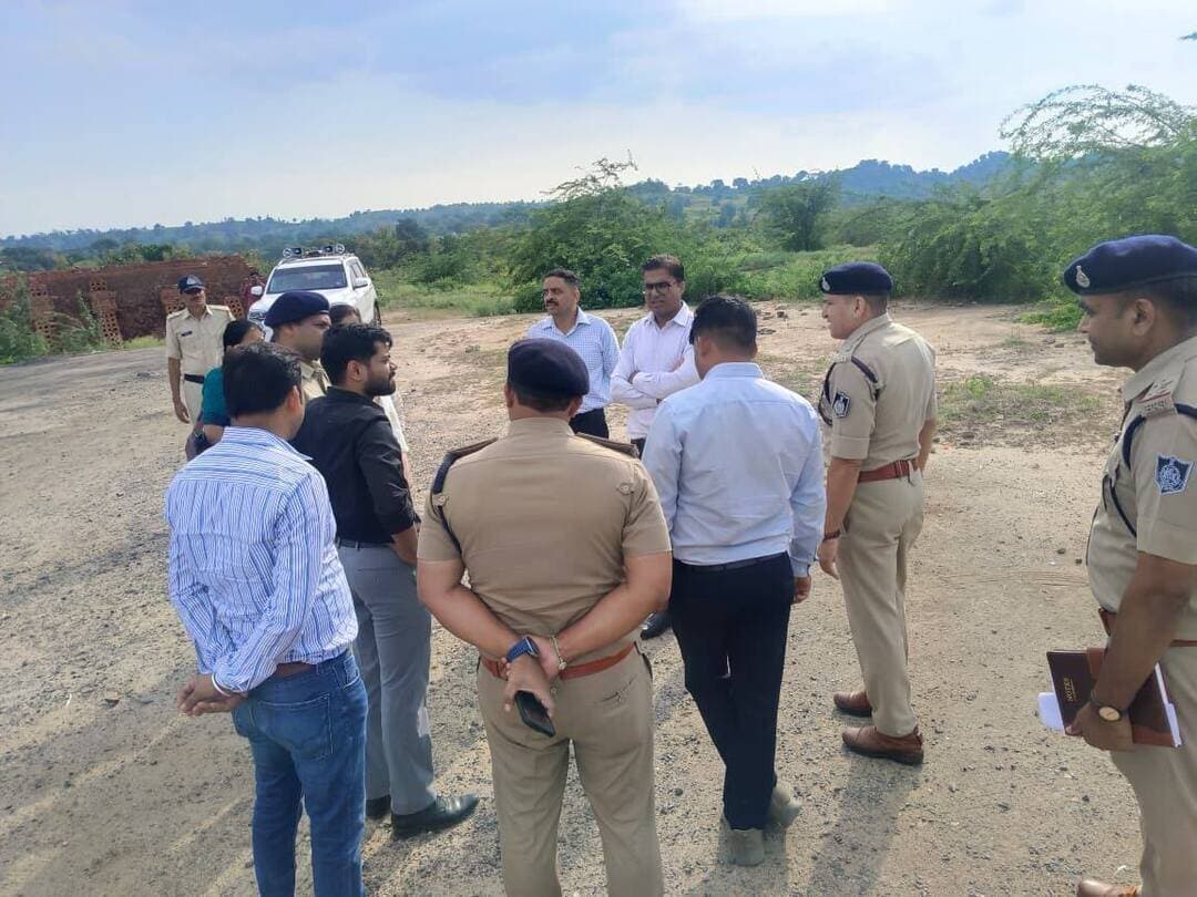 CM Madhya Pradesh Dr Mohan Yadav द्वारा आगामी 4 अक्टूबर को धार जिले के डही विकासखण्ड अंतर्गत 'डही माइक्रो उद्वहन सिंचाई परियोजना' का शुभारंभ प्रस्तावित है।
कार्यक्रम को दृष्टिगत रखते हुए कलेक्टर राजीव रंजन मीना एसपी श्री सचिन शर्मा ने हेलीपैड एवं कार्यक्रम स्थल का जायजा लिया।
Jansampark Madhya Pradesh