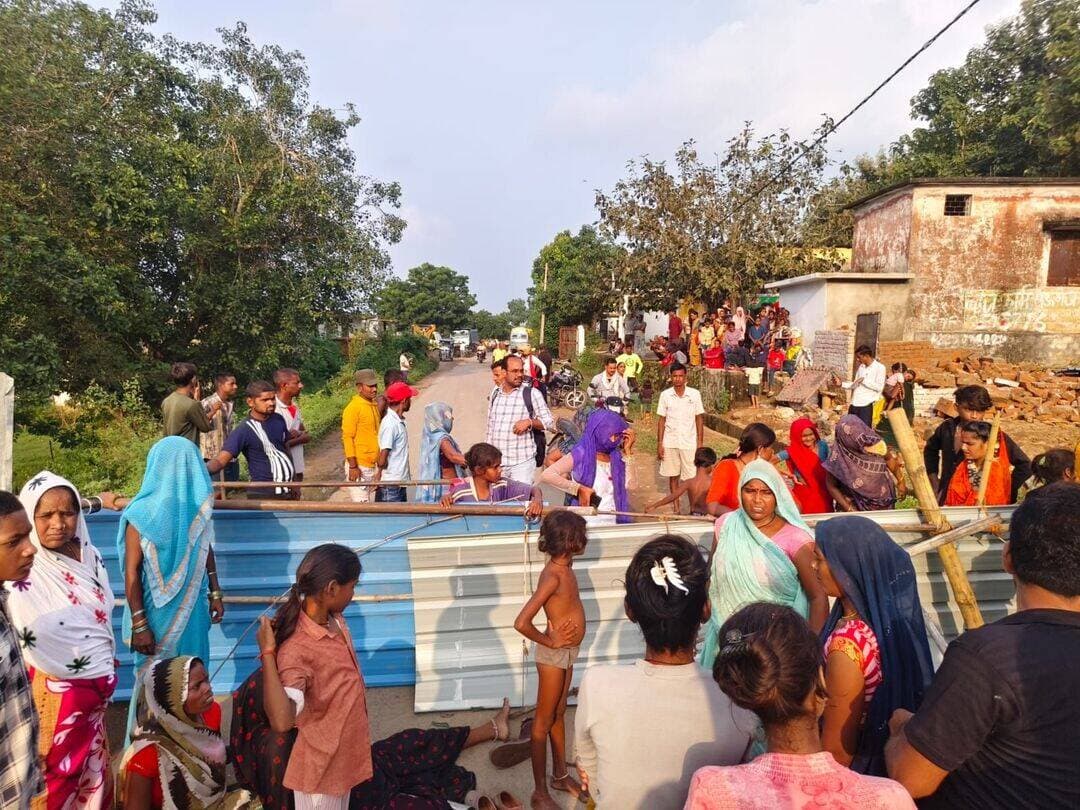 कमर्जी थाना क्षेत्र के ग्राम कोल्हुडीह में रविवार को वनभूमि से अतिक्रमण हटाने की कार्रवाई के बाद ग्रामीणों ने मुख्य मार्ग पर चक्काजाम कर दिया। ग्रामीणों का आरोप है कि पुलिस की मौजूदगी में कुछ लोगों के साथ मिलकर गरीब परिवारों के कच्चे मकान और झोपड़ियां तोड़ी गईं। महिलाओं के साथ अभद्रता का आरोप भी लगाया गया है।
वन विभाग के चुरहट रेंजर नवीन सिंह के अनुसार पुलिस, राजस्व और वन विभाग की संयुक्त टीम ने कार्रवाई की। इसमें करीब 10 पुलिसकर्मी और 18 वनकर्मी शामिल रहे। रामरती कोल, शुभम रावत, नितेश रावत, मिशी कोल सहित 10 लोगों के अतिक्रमण हटाए गए।