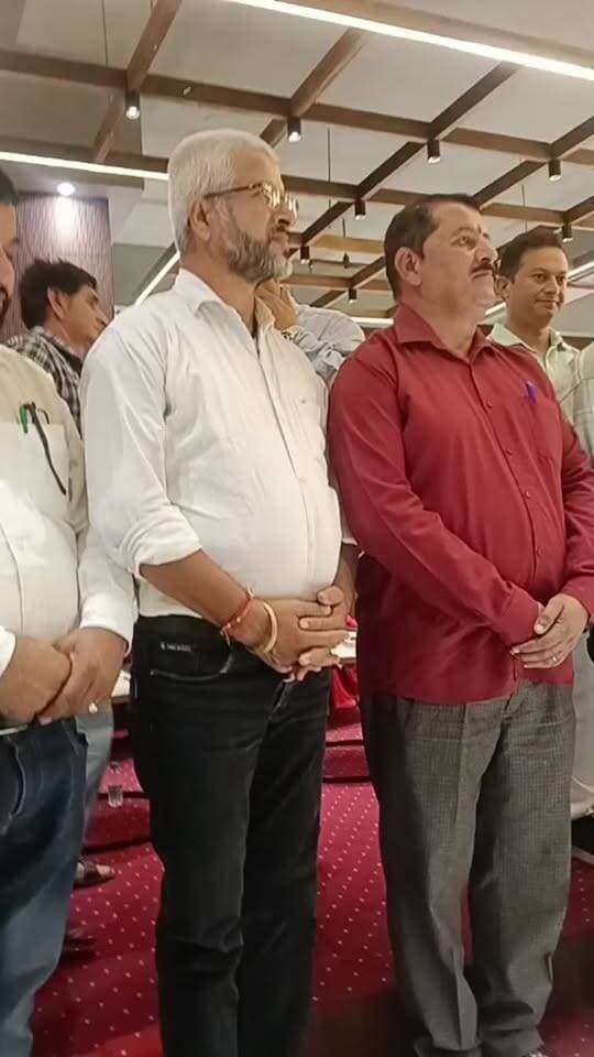 दून पहाड़ी संगठन पांवटा साहिब की कार्यकारिणी का गठन
===
दून पहाड़ी संगठन के नारायण सिंह प्रधान
और राजेंद्र चौहान बने सचिव
=====
पांवटा साहिब : आज दून पहाड़ी संगठन के त्रिवार्षिक चुनाव पांवटा साहिब के एक निजी होटल में मदन सिंह नेगी की देखरेख में चुनाव सम्पन्न हुए। इस चुनाव में सर्वसम्मति से नारायण सिंह प्रधान, पंकज उपाध्यक्ष, राजेंद्र चौहान सचिव और अनिल तोमर कोषाध्यक्ष चुना गया। इसके अलावा पूर्व पदाधिकारियों को संरक्षक बनाया गया है। इस मौके पर पूर्व अध्यक्ष खजान सिंह, वीरेंद्र ठाकुर, राजेंद्र नेगी, पूर्ण तोमर आदि मौजूद रहे। इस मौके पर चयन समिति के अध्यक्ष मदन सिंह नेगी ने कहा कि शहर और आसपास के क्षेत्र में सदस्यता अभियान चलाया जाना चाहिए। पांवटा साहिब में एक पहाड़ी भवन की जरूरत है।