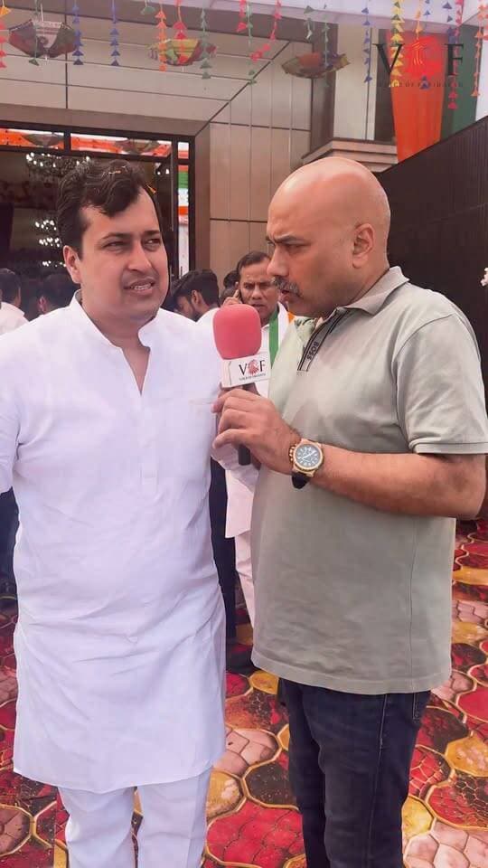 लखन स्टाइल में हुआ सुरजेवाला, राव नरेंद्र और संजय दत्त का भव्य स्वागत…
Nitin Lakhan Singla
#Congress
#haryana
#voiceoffaridabad
#Voiceoffreedom