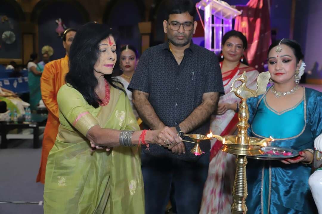 ‘नृत्य संध्या’ में शास्त्रीय नृत्य की मनमोहक प्रस्तुतियों ने बांधा समां
भारतीय शास्त्रीय नृत्य, संगीत और संस्कृति के रंगों से सजी ‘नृत्य संध्या’ में कलाकारों की मनमोहक प्रस्तुतियों ने दर्शकों को मंत्रमुग्ध कर दिया। शहर के कला एवं संस्कृति प्रेमियों के साथ बड़ी संख्या में दर्शकों ने कार्यक्रम में शामिल होकर कलाकारों का उत्साहवर्धन किया।नेशनल पावर ट्रेनिंग इंस्टीट्यूट, फरीदाबाद में आयोजित इस सांस्कृतिक संध्या की शुरुआत शिव स्तुति के साथ हुई। इसके बाद शिव वंदना, तीन ताल, धमाल ताल, झपताल, चौताल, भाव अभिव्यक्ति और पंचम सवारी जैसी प्रस्तुतियों के माध्यम से भारतीय शास्त्रीय नृत्य की समृद्ध परंपरा को मंच पर जीवंत किया गया।
करीब 50 बालिकाओं ने दी शानदार प्रस्तुति
कार्यक्रम का आयोजन नृत्यनाद इंस्टीट्यूट ऑफ परफॉर्मिंग आर्ट्स ने फोर्थ वॉल प्रोडक्शंस और कलर बॉक्स प्रोडक्शन के सहयोग से किया। कार्यक्रम में करीब 50 बालिकाओं ने अपनी प्रतिभा का प्रदर्शन किया।कलाकारों के भाव, ताल और लय के खूबसूरत सामंजस्य ने दर्शकों का दिल जीत लिया। हर प्रस्तुति के बाद सभागार तालियों की गड़गड़ाहट से गूंजता रहा।
पद्मश्री डॉ. शोभना नारायण ने दिया आशीर्वाद
प्रख्यात कथक नृत्यांगना एवं पद्मश्री डॉ. शोभना नारायण ने मुख्य अतिथि के रूप में कार्यक्रम की सभी प्रस्तुतियों का अवलोकन किया। उन्होंने बाल कलाकारों को आशीर्वाद देते हुए उनके प्रयासों की सराहना की।डॉ. शोभना नारायण ने नृत्य संध्या की निदेशक पुष्पा शर्मा को भारतीय शास्त्रीय नृत्य की परंपरा को आगे बढ़ाने और नई पीढ़ी को सांस्कृतिक विरासत से जोड़ने के लिए प्रोत्साहित किया।
कार्यक्रम में रिकॉर्डेड संगीत के साथ लाइव संगीतकारों ने भी अपनी कला का प्रदर्शन किया। पखावज, तबला, हारमोनियम और सितार की धुनों के साथ गायन ने नृत्य प्रस्तुतियों को और प्रभावशाली बना दिया।वाद्य यंत्रों की मधुर संगत और कलाकारों के भावपूर्ण नृत्य ने पूरे वातावरण को संगीतमय एवं भक्तिमय बना दिया।
वंदना चौधरी को मिला ‘ऊषा किरण कला ज्योति सम्मान’
इस अवसर पर शहर की कलाकार वंदना चौधरी को कला, संस्कृति एवं साहित्य के क्षेत्र में उनके उल्लेखनीय योगदान और सांस्कृतिक प्रतिबद्धता के लिए ‘ऊषा किरण कला ज्योति सम्मान-2026’ से सम्मानित किया गया।कार्यक्रम में एनपीटीआई की मुख्य निदेशक डॉ. इंदु माहेश्वरी, दयानंद कॉलेज की प्राचार्य डॉ. इंदु दुआ, समाजसेवी डॉ. अजय गर्ग, राजीव बनर्जी, अंजू मुंजाल और डॉ. हेमंत अत्री सहित कई विशिष्ट अतिथि मौजूद रहे।
कला और नई पीढ़ी के बीच बना जीवंत सेतु
कलर बॉक्स प्रोडक्शन के निदेशक दीपक पुष्पदीप ने कहा कि भविष्य में विद्यार्थियों और युवाओं के लिए नृत्य एवं सांस्कृतिक गतिविधियों को और व्यापक मंच उपलब्ध कराया जाएगा।
आयोजकों ने कहा कि ‘नृत्य संध्या’ का उद्देश्य केवल मनोरंजन करना नहीं, बल्कि युवाओं को भारतीय कला, संगीत और सांस्कृतिक विरासत से जोड़ना भी है। जब मंच, कलाकार और समाज एक साथ आते हैं, तो कला महज प्रस्तुति नहीं रहती—वह संस्कृति और नई पीढ़ी के बीच एक जीवंत सेतु बन जाती है।