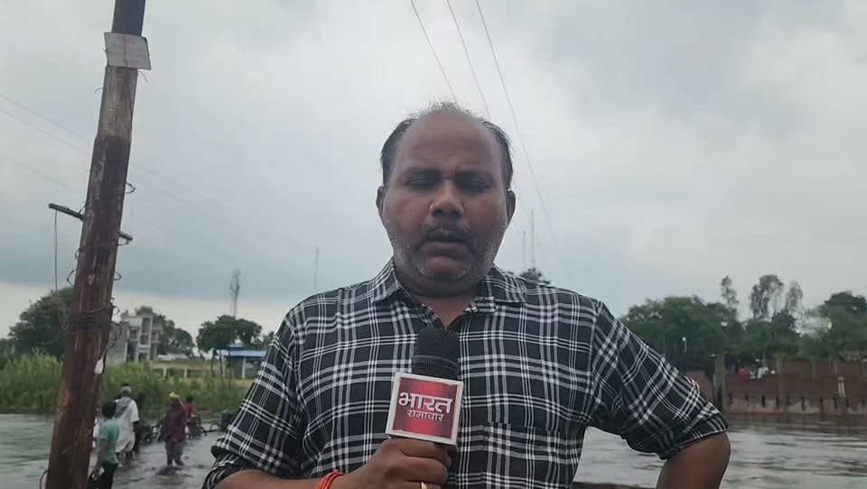 गोंडा में टेढ़ी नदी के पानी में डूबा चंदवतपुर घाट का पुल
घुटनों से ऊपर बह रहा पुल के ऊपर पानी
घुटनों तक पानी के बाद भी नहीं बंद हुआ यातायात
आवागमन में एहतियात ना बरते जाने से हादसों का खतरा
पुल के दोनों और 10-10 फुट के बड़े-बड़े गड्ढे
बड़ी गाड़ियों की आवाजाही से दुपहिया, पैदल यात्रियों को खतरा
गोंडा को कटरा बाजार से जोड़ने वाला यही एकमात्र रास्ता
अरसे से पुल को ऊंचा करने की हो रही मांग
कई बार इसी पुल पर हो चुके कई बड़े हादसे