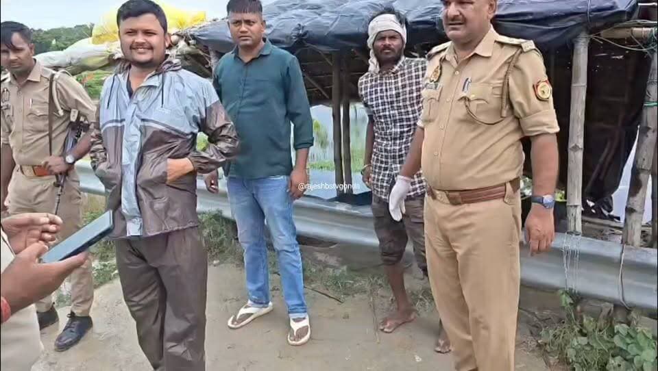 रामापुरघाट पर कफन में लिपटी मिली 80 साल वृद्ध महिला की लाश
कफ़न में लिपटी मिली बॉडी देख इलाके में हड़कंप
स्थानीय लोगों ने तत्काल पुलिस को दी सूचना
मौके पर पहुंची कटराबाजार पुलिस ने बॉडी कब्जे में ली
आसपास लोगों से पुलिस ने कराई शिनाख्त नहीं चला पता
शव के पास अक्षत के रूप में मिले चावल के दाने
पुलिस के मुताबिक अंतिम संस्कार के लिए रात में घाट पर लाया गया होगा शव
बारिश और तेज आंधी के कारण अंतिम संस्कार नहीं हो पाने की जताई जा रही आशंका
महिला का शव घाट पर छोड़कर चले गए लोग
फिलहाल पुलिस कर रही पूरे मामले की जांच
महिला को घाट तक कौन लेकर आया, इसकी भी पुलिस कर रही पड़ताल