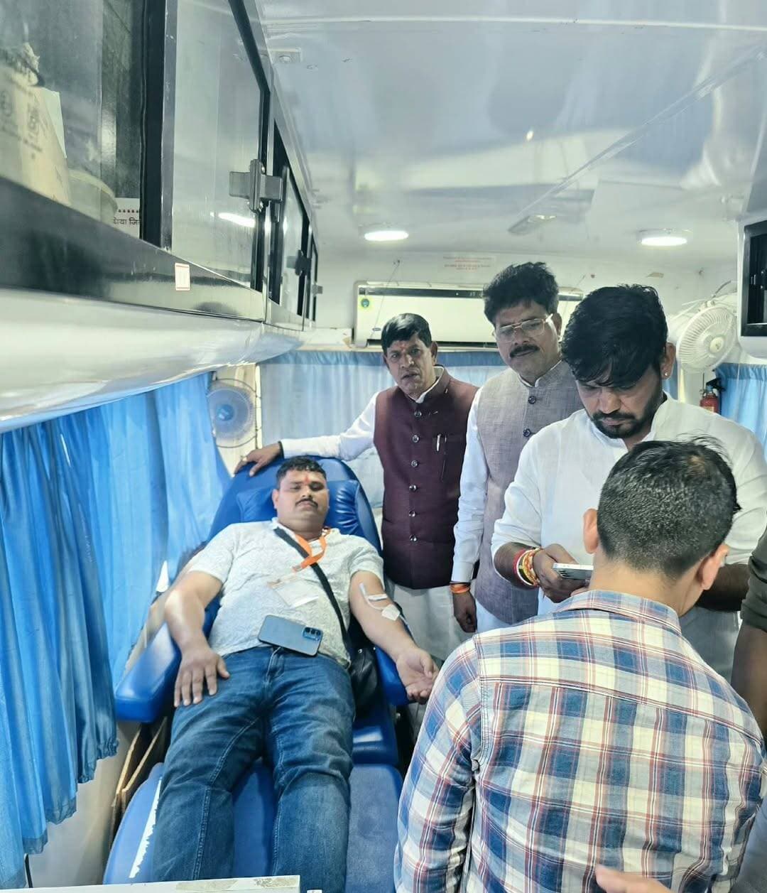 सेवा संकल्प यात्रा के दौरान पथरिया में रक्तदान शिविर आयोजित
..
विधायक श्री हरिसिंह सप्रे ने बैग वितरित करें तथा सेवा और जनभागीदारी का दिया संदेश
..
सेवा संकल्प अभियान के तहत ‘बड़नगर से वाराणसी—जल, जन और सेवा संकल्प यात्रा’ के सिरोंज क्षेत्र में पहुंचने पर ग्राम पथरिया में विभिन्न सेवा गतिविधियों का आयोजन किया गया। यात्रा के दौरान आयोजित कार्यक्रम में स्थानीय विधायक श्री हरिसिंह सप्रे एवं अन्य जनप्रतिनिधियों, अधिकारियों, ग्रामीणों एवं युवाओं ने उत्साहपूर्वक सहभागिता की।
सेवा संकल्प यात्रा के अंतर्गत पथरिया में रक्तदान शिविर आयोजित किया गया। शिविर में युवाओं एवं स्थानीय नागरिकों ने स्वेच्छा से रक्तदान कर जरूरतमंद मरीजों की सहायता के लिए महत्वपूर्ण योगदान दिया। रक्तदान के प्रति जागरूकता बढ़ाने और समाज में सेवा भावना को प्रोत्साहित करने के उद्देश्य से आयोजित इस शिविर में लोगों ने बढ़-चढ़कर भाग लिया। रक्तदान करने वाले नागरिकों को इसके महत्व की जानकारी भी दी गई।
इस अवसर पर विधायक श्री हरिसिंह सप्रे द्वारा बैग का वितरण किया गया। बैग प्राप्त कर सेवा संकल्प यात्रियों में उत्साह देखने को मिला।
कार्यक्रम में सेवा संकल्प यात्रा के उद्देश्यों पर प्रकाश डालते हुए जनप्रतिनिधियों ने कहा कि यात्रा का उद्देश्य समाज में सेवा, सहयोग, जनभागीदारी और सामाजिक उत्तरदायित्व की भावना को मजबूत करना है। रक्तदान जैसे कार्य समाज के प्रत्येक वर्ग को मानव सेवा से जोड़ते हैं, वहीं विद्यार्थियों को शैक्षणिक सामग्री उपलब्ध कराना उनके शिक्षा के सफर को सहयोग प्रदान करता है। सेवा संकल्प यात्रा के पथरिया पहुंचने पर ग्रामीणों द्वारा यात्रा का स्वागत किया गया। ग्रामीणों ने यात्रा से जुड़ी सेवा गतिविधियों में सहभागिता करते हुए इसे समाज के लिए उपयोगी पहल बताया। यात्रा के दौरान स्थानीय स्तर पर विभिन्न जनकल्याणकारी एवं सेवा गतिविधियों के माध्यम से आमजन को जनसेवा से जोड़ने का प्रयास किया जा रहा है। #SevaSankalpAbbiyan #SevaSankalpYatra #Vidisha