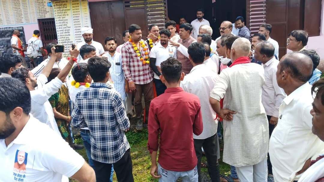 बड़नगर से वाराणसी-बड़नगर सेवा संकल्प यात्रा का कुरवाई अनुभाग में भव्य स्वागत
..
रूट क्रमांक 08 की यात्रा के सहभागियों ने कुरवाई के पटेल गार्डन में रात्रि कर रविवार को गंतव्य स्थानों के लिए रवाना हुए।
..
सेवा संकल्प अभियान के अंतर्गत बड़नगर से वाराणसी-बड़नगर सेवा यात्रा जिले के विभिन्न क्षेत्रों से होते हुए कुरवाई अनुभाग में शनिवार को रुट क्रमांक 8 व 9 की पहुंची, रुट आठ के सेवा यात्रियों को कुरवाई के के पटेल गार्डन में रात्रि विश्राम के प्रबंध किए गए थे।
सेवा, जनभागीदारी और सामाजिक सरोकारों के संदेश को लेकर निकली इन सेवा यात्राओं में बड़ी संख्या में बाइकर्स सहित चार पहिया वाहन शामिल थे। कुरवाई अनुभाग में आज रूट क्रमांक 08 और 09 की यात्राओं के पहुंचने को लेकर स्थानीय स्तर पर स्वागत, जनसंपर्क, भोजन, विश्राम तथा अन्य आवश्यक व्यवस्थाएं सुनिश्चित की गई हैं।
रूट क्रमांक 09 की यात्रा का पठारी एवं पीकलोन में जनसंपर्क
रूट क्रमांक 09 की सेवा यात्रा आज लगभग प्रातः 11 बजे पठारी पहुंचेगी। इसके पश्चात यात्रा दल द्वारा ग्राम भालबमोरा में जनसंपर्क एवं भोजन किया जाएगा। इसके बाद ग्राम पीकलोन में जनसंपर्क तथा स्वल्पाहार के उपरांत यात्रा नटेरन विकासखंड के ग्राम जोहद के लिए रवाना हुई है।
ग्राम भालबमोरा एवं पीकलोन में यात्रा दल के स्वागत एवं जनसंपर्क के लिए आवश्यक व्यवस्थाएं जनपद पंचायत कुरवाई द्वारा सुनिश्चित की गई हैं। जनसंपर्क कार्यक्रमों में खंड स्तरीय अधिकारी उपस्थित रहेंगे। ग्रामीणों से संवाद के दौरान सेवा यात्रा के उद्देश्यों एवं सेवा, जनभागीदारी तथा सामाजिक सरोकारों से जुड़े संदेशों को साझा किया जाएगा।
रूट क्रमांक 09की यात्रा का कुरवाई में रात्रि विश्राम -
रूट क्रमांक 09 की सेवा यात्रा शाम के समय कुरवाई नगर पहुंचेगी, जहां यात्रा दल का स्वागत एवं आवश्यक व्यवस्थाएं की जाएंगी। यात्रा दल द्वारा कुरवाई में रात्रि विश्राम एवं भोजन ग्रहण किया जाएगा। इसके बाद यात्रा कुरवाई से तहसील सिरोंज के ग्राम पथरिया के लिए प्रस्थान हुई है।
यात्रा दल में शामिल सदस्यों की संख्या के अनुरूप भोजन एवं ठहरने की व्यवस्था की गई है। अधिकारियों को यात्रा दल से समन्वय स्थापित कर उनकी आवश्यकता एवं निर्धारित मीनू के अनुसार भोजन, पेयजल तथा अन्य व्यवस्थाएं सुनिश्चित करने के निर्देश दिए गए हैं।
लगभग 50 बाइकर्स सहित शामिल होंगे सदस्य सेवा यात्रा में लगभग 50 बाइकर्स सहित छोटे-बड़े चार पहिया वाहन शामिल रहेंगे। विभिन्न व्यवस्थाओं के लिए अधिकारियों को यात्रा दल के साथ सतत समन्वय बनाए रखने के निर्देश दिए गए हैं। यात्रा दल में प्रदेश के बाहर से आए सदस्य भी शामिल हैं। इनके ठहरने, भोजन, पेयजल तथा यात्रा संबंधी आवश्यकताओं को ध्यान में रखते हुए स्थानीय प्रशासन द्वारा व्यवस्थाएं की जा रही हैं। रूट क्रमांक 08 की यात्रा के स्वागत एवं आगवानी की जिम्मेदारी तहसीलदार कुरवाई को दी गई है, जबकि रूट क्रमांक 09 की यात्रा की स्वागत एवं आगवानी जनप्रतिनिधियों द्वारा की गई है।
यात्रा में शामिल वाहनों के लिए आवश्यक ईंधन की व्यवस्था भी की गई है। वाहनों में ईंधन भरवाने के लिए कनिष्ठ आपूर्ति अधिकारी कुरवाई श्रीमती वैशाली दांगी को अधिकृत किया गया है। संबंधित तहसीलदार एवं जनपद पंचायत के मुख्य कार्यपालन अधिकारी कनिष्ठ आपूर्ति अधिकारी से समन्वय स्थापित कर यात्रा में शामिल वाहनों में आवश्यक ईंधन भरवाना सुनिश्चित करेंगे।
भोजन एवं ठहरने की समुचित व्यवस्था -
रूट क्रमांक 08 के यात्रा दल के कुरवाई नगर में ठहरने एवं भोजन की व्यवस्था के लिए नगर परिषद कुरवाई की मुख्य नगर पालिका अधिकारी श्रीमती गीता माझी तथा भोजन एवं ठहरने की समग्र व्यवस्था के लिए जनपद पंचायत कुरवाई के मुख्य कार्यपालन अधिकारी श्री आयुष अग्रवाल को दायित्व सौंपा गया है। यात्रा दल में शामिल सदस्यों की संख्या पूर्व में प्राप्त कर उसी के अनुरूप भोजन एवं ठहरने की व्यवस्था सुनिश्चित की जाएगी।
स्वास्थ्य एवं खाद्य सुरक्षा पर विशेष ध्यान -
सेवा यात्रा के दौरान यात्रियों की सुविधा एवं स्वास्थ्य सुरक्षा को भी प्राथमिकता दी गई है। खंड चिकित्सा अधिकारी कुरवाई को यात्रा में शामिल बाइकर्स एवं अन्य सदस्यों के लिए आकस्मिक चिकित्सा सुविधा उपलब्ध कराने हेतु चिकित्सा दल गठित करने के निर्देश दिए गए हैं। चिकित्सा दल यात्रा दल के प्रभारी के सतत संपर्क में रहेगा।
इसके साथ ही यात्रा दल को परोसे जाने वाले भोजन एवं पेयजल की शुद्धता की जांच भोजन परोसे जाने से पूर्व सुनिश्चित की जाएगी, ताकि यात्रा दल के सदस्यों को सुरक्षित एवं गुणवत्तापूर्ण भोजन उपलब्ध कराया जा सके।
ग्रामों में एलईडी, विद्युत एवं जनसंपर्क की व्यवस्थाएं -
ग्राम भालबमोरा एवं पीकलोन में जनसंपर्क कार्यक्रमों के लिए एलईडी स्क्रीन, निर्बाध विद्युत आपूर्ति, बैठक व्यवस्था तथा माइक एवं अन्य आवश्यक ध्वनि व्यवस्था सुनिश्चित की गई है। जनपद पंचायत कुरवाई द्वारा यात्रा दल से संपर्क कर निर्धारित समय एवं स्थान पर नाश्ता, दोपहर का भोजन तथा आवश्यकता के अनुसार अन्य भोजन की व्यवस्था की जाएगी।
सेवा यात्रा के ग्रामों में पहुंचने पर स्थानीय जनप्रतिनिधियों, अधिकारियों एवं ग्रामीणों द्वारा यात्रा दल का स्वागत किया जाएगा। इसके माध्यम से सेवा, जनभागीदारी और सामाजिक उत्तरदायित्व के संदेश को आमजन तक पहुंचाने का प्रयास किया जाएगा। #SevaSankalpAbhiyan #SevaSankalpYatra #Vidisha