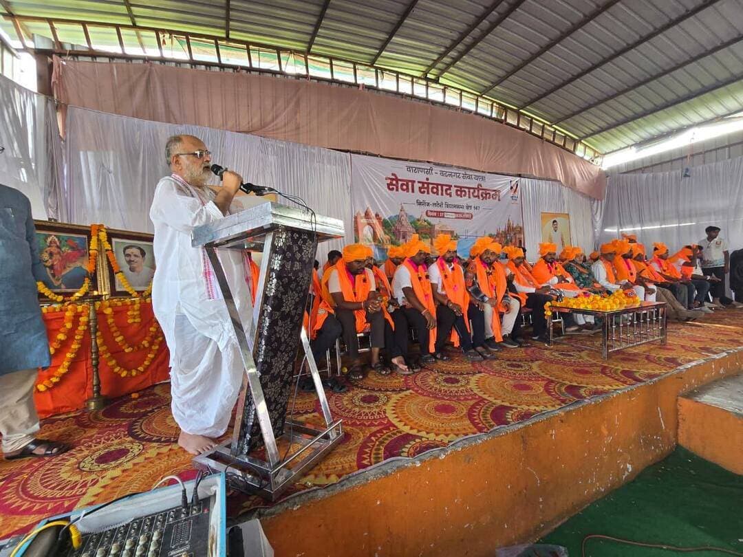 बनारस से बड़नगर तक निकली जन सेवा संकल्प यात्रा का सिरोंज में भव्य स्वागत
..
विधायक उमाकांत शर्मा के नेतृत्व में हुआ स्वागत-सम्मान, सेवा संवाद में यात्रियों ने साझा किए अनुभव
..
प्रधानमंत्री श्री नरेन्द्र मोदी के जन्मदिन तथा सार्वजनिक जीवन में 25 वर्ष पूर्ण होने के उपलक्ष्य में 17 सितंबर से 17 अक्टूबर तक देशभर में आयोजित सेवा संकल्प अभियान के तहत निकाली जा रही जन सेवा संकल्प बाइक यात्रा का 27 सितंबर को सिरोंज पहुंचने पर भव्य स्वागत एवं सम्मान किया गया। बनारस से बड़नगर तक निकाली जा रही इस यात्रा का सिरोंज में विधायक श्री उमाकांत शर्मा के नेतृत्व में स्वागत किया गया। इसके पश्चात आयोजित सेवा संवाद कार्यक्रम में यात्रा में शामिल युवाओं ने अपने अनुभव साझा किए तथा यात्रा के उद्देश्यों और अब तक के अनुभवों पर विचार व्यक्त किए।
बनारस से बड़नगर तक की इस जन सेवा संकल्प यात्रा में 26 बाइक, कलश वाहन सहित अन्य वाहनों के माध्यम से करीब 65 युवा शामिल होकर यात्रा कर रहे हैं। यात्रा में आजमगढ़, गोरखपुर, बनारस सहित छह जिलों के युवा सहभागी हैं। यात्रा का उद्देश्य विभिन्न क्षेत्रों में पहुंचकर केन्द्र सरकार की जनकल्याणकारी योजनाओं के क्रियान्वयन एवं उनसे आमजन के जीवन में आए बदलावों का फील्ड स्तर पर अध्ययन करना है।
हितग्राहियों से संवाद और जनकल्याणकारी योजनाओं की जानकारी देना यात्रा का उद्देश्य
जन सेवा संकल्प यात्रा के माध्यम से यात्री विभिन्न स्थानों पर हितग्राहियों से संवाद कर रहे हैं तथा शासन की हितग्राहीमूलक योजनाओं से मिले लाभ और उनके प्रभावों को समझ रहे हैं। इसके साथ ही आमजन को योजनाओं की जानकारी देने, स्वच्छता के प्रति जागरूकता, नशामुक्ति का संदेश तथा वृक्षारोपण एवं पर्यावरण संरक्षण के लिए प्रेरित किया जा रहा है।
सिरोंज में आयोजित सेवा संवाद कार्यक्रम में यात्रा में शामिल युवा यात्रियों ने अपने अनुभव साझा करते हुए केन्द्र सरकार की विभिन्न जनकल्याणकारी योजनाओं का उल्लेख किया। वक्ताओं ने प्रधानमंत्री आवास योजना, स्वच्छ भारत मिशन के तहत शौचालय निर्माण, सड़क निर्माण सहित विभिन्न विकास कार्यों से आमजन के जीवन में आए बदलावों की चर्चा की।
यात्रियों ने कहा कि यात्रा का उद्देश्य केवल एक स्थान से दूसरे स्थान तक पहुंचना नहीं, बल्कि विभिन्न क्षेत्रों में जाकर योजनाओं के प्रभाव को प्रत्यक्ष रूप से समझना और लोगों से संवाद करना है। उन्होंने कहा कि देश के अलग-अलग हिस्सों में पहुंचकर आमजन के अनुभवों को जानने का अवसर मिल रहा है। देश के विभिन्न क्षेत्रों में जाकर समझ रहे विकास और सेवा कार्य
यात्रा में शामिल गोरखपुर, उत्तर प्रदेश के श्री चंद्रपाल सिंह ने बताया कि प्रधानमंत्री श्री नरेन्द्र मोदी सार्वजनिक जीवन में 25 वर्ष से लगातार सेवा कार्य कर रहे हैं। उन्होंने कहा कि जनसमूह के माध्यम से जनता को जागरूक करने और सेवा के संदेश को जन-जन तक पहुंचाने के उद्देश्य से यह यात्रा प्रधानमंत्री श्री मोदी के कर्म क्षेत्र से जन्म क्षेत्र तक निकाली जा रही है। उन्होंने कहा कि यात्रा के दौरान विभिन्न स्थानों पर स्थानीय लोगों, हितग्राहियों और युवाओं से संवाद किया जा रहा है। इस दौरान शासन की योजनाओं के लाभ, सामाजिक सरोकारों तथा जनभागीदारी से जुड़े विषयों को भी समझने का अवसर मिल रहा है।
सिरोंज पहुंची जन सेवा संकल्प यात्रा के दौरान स्थानीय स्तर पर यात्रा का स्वागत किया गया। कार्यक्रम में जनप्रतिनिधियों, कार्यकर्ताओं, युवाओं एवं नागरिकों ने सहभागिता की। यात्रा में शामिल युवाओं ने सेवा, स्वच्छता, नशामुक्ति, पर्यावरण संरक्षण और जनकल्याणकारी योजनाओं के प्रति जागरूकता का संदेश देते हुए आगे की यात्रा के लिए प्रस्थान किया। #SevaSankalpAbhiyan #SevaSankalpYatra #Vidisha