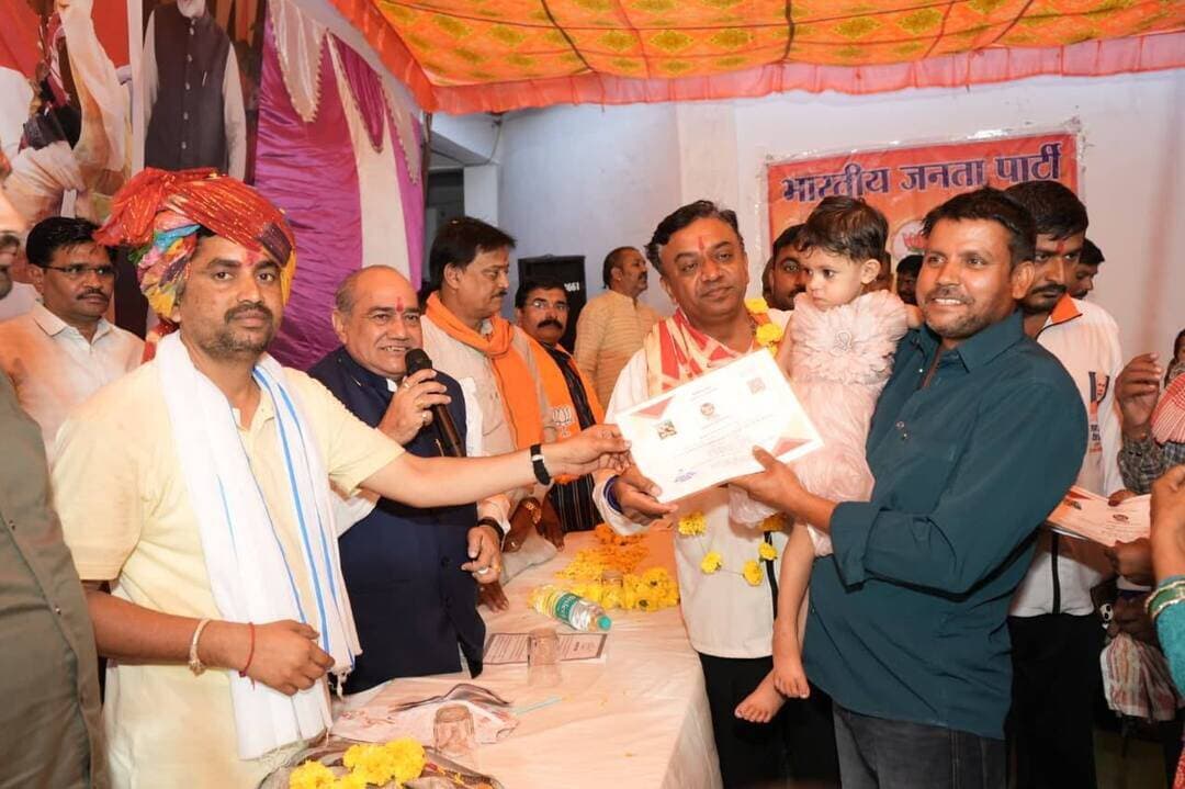 सेवा से संकल्प अभियान के तहत ‘बड़नगर से वाराणसी—जल, जन और सेवा संकल्प यात्रा’ खामखेड़ा कस्बा पहुंचने पर विधायक ने किया स्वागत
..
जनप्रतिनिधियों ने किया यात्रा का स्वागत, योजनाओं के लाभार्थियों से संवाद कर लिए अनुभव एवं सुझाव
..
सेवा से संकल्प अभियान के तहत ‘बड़नगर से वाराणसी—जल, जन और सेवा संकल्प यात्रा’ गत दिवस विदिशा जनपद पंचायत क्षेत्र की ग्राम पंचायत खामखेड़ा कस्बा पहुंची। यात्रा के पहुंचने पर शमशाबाद क्षेत्र के विधायक श्री सूर्य प्रकाश मीणा, जनपद पंचायत विदिशा के अध्यक्ष श्री वीर सिंह रघुवंशी ‘कक्का’ सहित अन्य जनप्रतिनिधियों ने संकल्प यात्रा का आत्मीय स्वागत किया।
इस अवसर पर संकल्प यात्रा में शामिल टोली द्वारा यात्रा के उद्देश्य एवं गतिविधियों की जानकारी स्थानीय जनप्रतिनिधियों और ग्रामीणों को दी गई। टोली ने जल संरक्षण, जनभागीदारी और सेवा के संकल्प को केंद्र में रखते हुए ग्रामीणों से संवाद किया तथा क्षेत्र में संचालित विभिन्न शासकीय योजनाओं एवं विकास कार्यों के संबंध में जानकारी साझा की।
यात्रा के दौरान ग्रामीणों से सीधे संवाद करते हुए शासन की जनकल्याणकारी योजनाओं के क्रियान्वयन एवं उनसे मिल रहे लाभों की जानकारी प्राप्त की गई। विभिन्न योजनाओं के लाभार्थियों से उनके अनुभव, योजनाओं से मिली सुविधाओं तथा भविष्य के लिए उनके सुझाव भी लिए गए। लाभार्थियों ने योजनाओं के माध्यम से प्राप्त सुविधाओं और उनसे अपने जीवन में आए बदलावों को साझा किया।
कार्यक्रम के दौरान स्थानीय स्तर पर संचालित विकास कार्यों तथा जनहित से जुड़े विषयों पर भी संवाद हुआ। संकल्प यात्रा के माध्यम से जनभागीदारी को बढ़ावा देने, योजनाओं की जानकारी आमजन तक पहुंचाने तथा नागरिकों के अनुभव और सुझावों को सामने लाने का प्रयास किया गया। इस अवसर पर जनपद पंचायत विदिशा के मुख्य कार्यपालन अधिकारी, जनपद स्तरीय विभिन्न विभागों के अधिकारी एवं कर्मचारी उपस्थित रहे। अधिकारियों द्वारा ग्रामीणों से संवाद कर शासकीय योजनाओं एवं विकास गतिविधियों की जानकारी भी साझा की गई। #SevaSankalpAbhiyan #SevaSankalpYatra #Vidisha