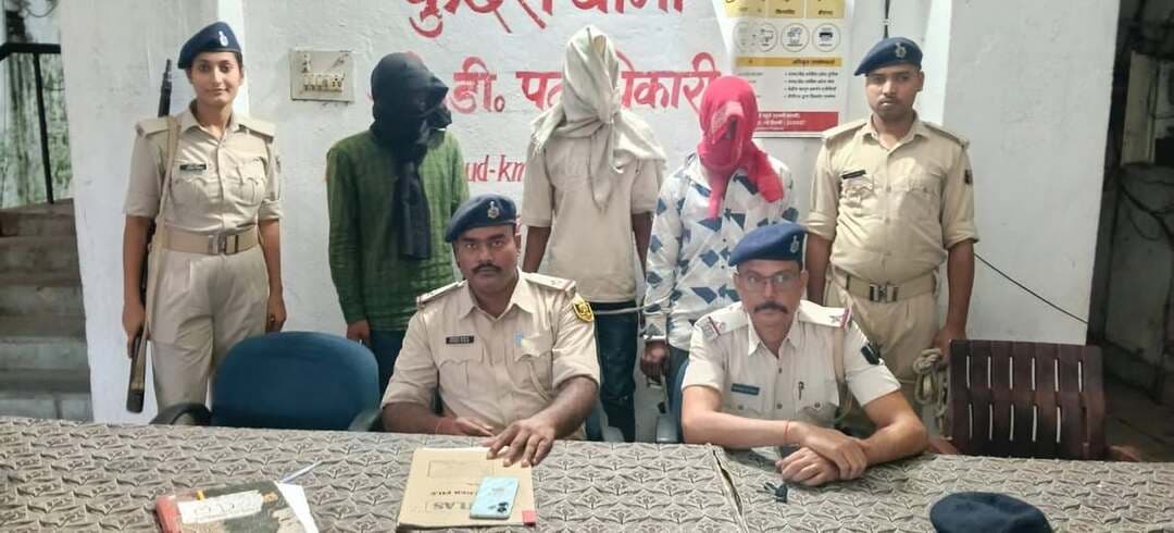 महिला से झपटमारी मामले का खुलासा, तीन आरोपी गिरफ्तार
कैमूर जिले के कुदरा थाना क्षेत्र के पछाहगंज स्थित एनएच-19 पर 18 सितंबर को महिला से हुई झपटमारी की घटना का पुलिस ने खुलासा कर दिया है। पुलिस ने तीन आरोपियों को गिरफ्तार कर लिया है।
बताया गया कि बाइक सवार बदमाशों ने महिला का पर्स झपट लिया था, जिसमें मोबाइल, 5 हजार रुपये नकद और आधार कार्ड समेत अन्य कागजात थे।
पुलिस ने घटना में प्रयुक्त काले रंग की पल्सर बाइक और लूटा गया मोबाइल बरामद कर लिया है। गिरफ्तार आरोपियों की पहचान रोहतास जिले के शिवसागर थाना क्षेत्र निवासी शफक अब्बास, हरे राम कुमार और अरुण कुमार उर्फ कारण के रूप में हुई है।
पुलिस ने तीनों को न्यायिक हिरासत में भेज दिया है।