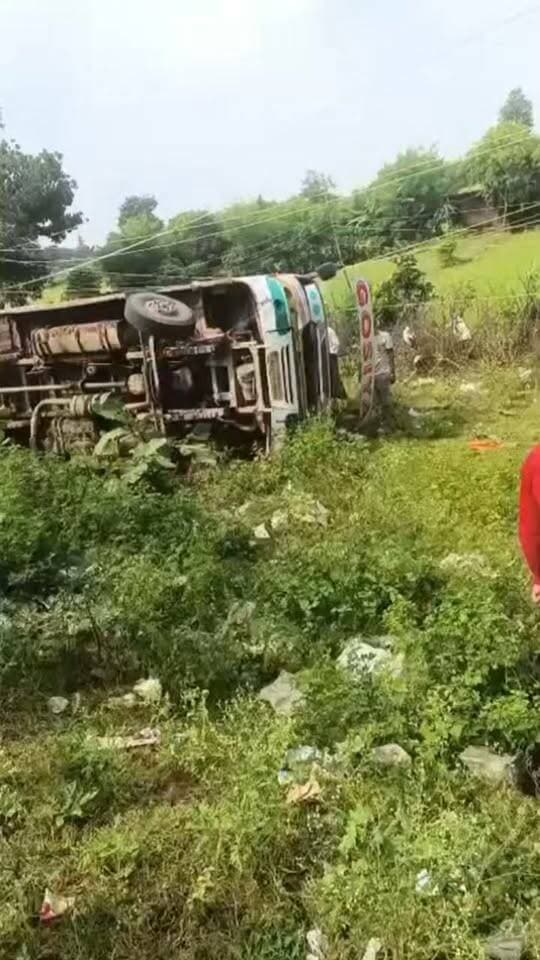 छतरपुर के बड़ा मलहरा के पास यात्री बस के पलट जाने से यात्रियों मे अफरा तफरी मच गई है हादसे मे कई यात्रियों के घायल होने की खबर है, हादसा उस बक्त हुआ जब बस भगवां से रवाना होकर छतरपुर जा रही थी लेकिन जैसे ही बस बड़ामलहरा के पास पहुंची तो अनियंत्रित होकर पलट गई, हादसा इतना ख़तरनाक था की बस सड़क से कई फुट दूर जाकर खेतो मे जा गिरी, इस हादसे में बस में सवार कई यात्रियों के घायल होने की सूचना है। घटना के बाद मौके पर अफरा-तफरी मच गई। स्थानीय लोगों ने घायलों को बाहर निकालने में मदद की। हादसे की सूचना मिलते ही पुलिस मौके पर पहुंची और घटना की जानकारी जुटाई जा रही है।
हिमांशु अग्रवाल
छतरपुर