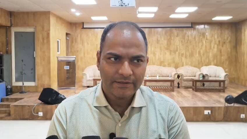 बनबसा में प्रस्तावित कैबिनेट बैठक की तैयारियों को लेकर जिलाधिकारी की अध्यक्षता में महत्वपूर्ण बैठक, व्यवस्थाओं की हुई विस्तृत समीक्षा
विभागीय अधिकारियों को सौंपे गए दायित्व, समय से पूर्व सभी तैयारियां पूर्ण करने के निर्देश
मौसम की परिस्थितियों को ध्यान में रखते हुए वैकल्पिक व्यवस्थाएं भी रहेंगी तैयार, जिला प्रशासन करेगा लगातार मॉनिटरिंग