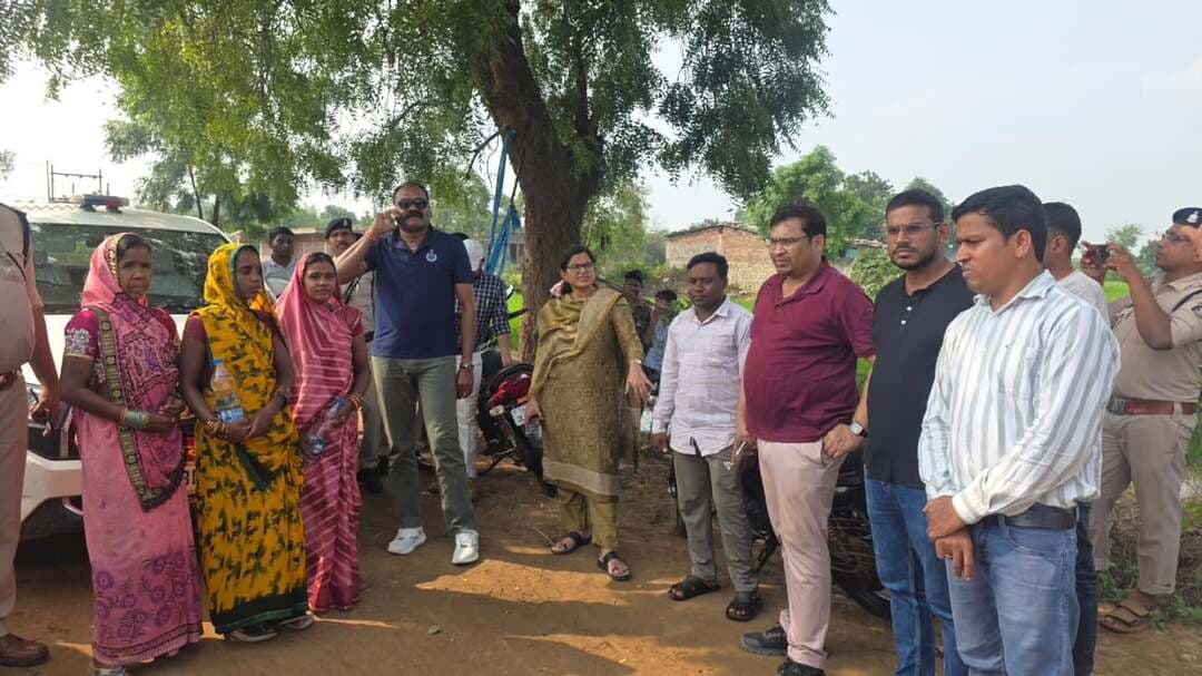 कलेक्टर-एसपी पहुँचे डभरा क्षेत्र में राहत एवं बचाव कार्यो का निरीक्षण करने
कलेक्टर-एसपी की उपस्थिति मे अनुभाग डभरा में मांजरखुर्द के छह ग्रामीणो का किया गया सफल रेस्क्यू
पुलिस, राजस्व, नगर सेना, जल संसाधन, स्वास्थ्य सहित संबंधित विभागों के अधिकारी-कर्मचारी राहत एवं बचाव कार्य के लिए पूरी तरह है मुस्तैद
प्रभावित लोगो की सुरक्षा सर्वोच्च प्राथमिकता, राहत शिविरों में सभी जरूरी सुविधाएं किए गए है सुनिश्चित - कलेक्टर
#आपदा
#महानदी_बाढ़
#saktidist
#sakti
