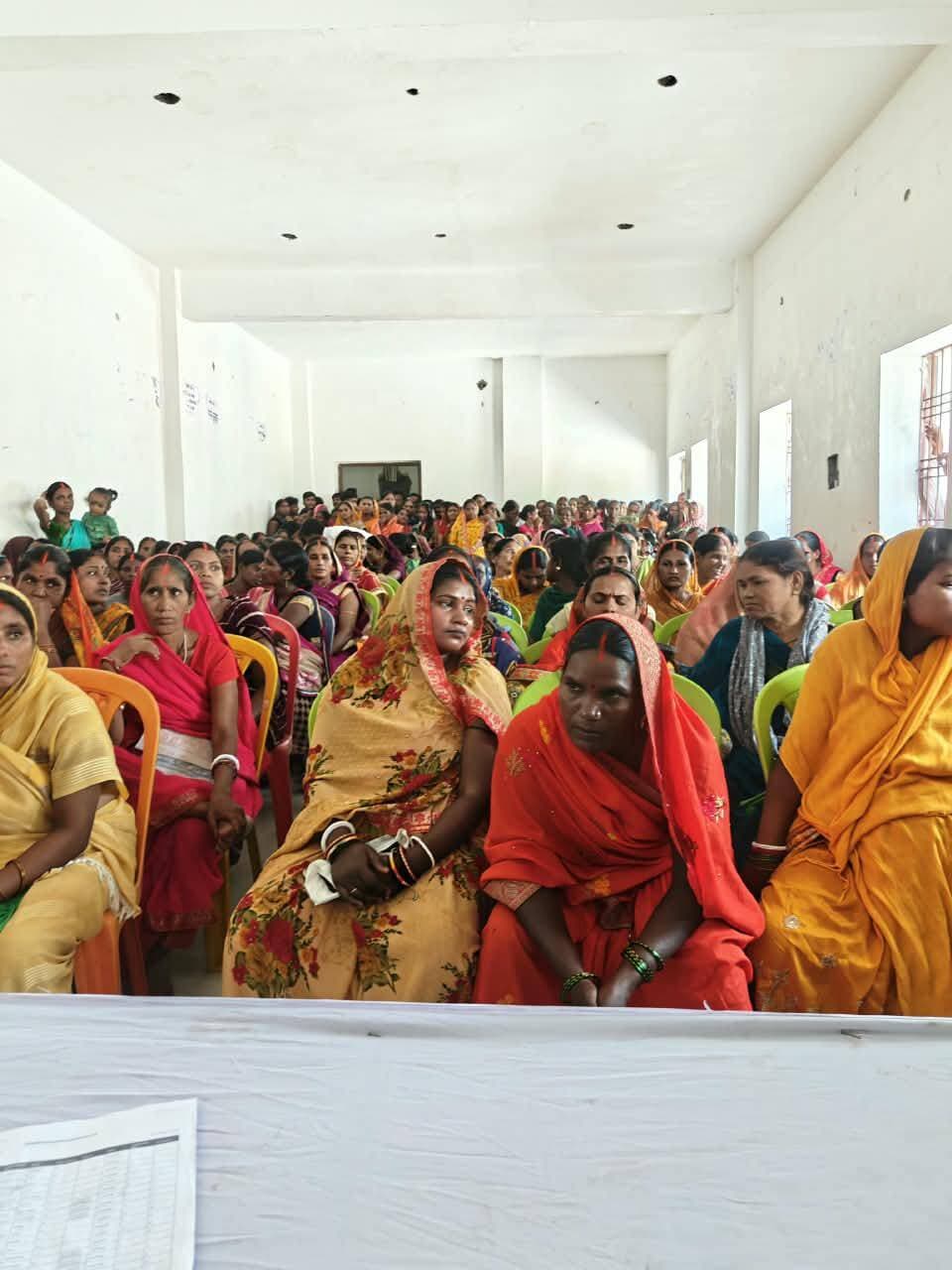 बेरी और चेई नवादा में पीएम आवास को लेकर ग्राम सभा, दीवार पर चिपकाई गई सूची
औरंगाबाद जिला के मदनपुर प्रखंड के बेरी एवं चेई नवादा ग्राम पंचायत में प्रधानमंत्री आवास योजना ग्रामीण के तहत ग्राम सभा का आयोजन किया गया। बेरी में पंचायत भवन में मुखिया रीता देवी तथा चेई नवादा में पंचायत सरकार भवन में मुखिया विकास कुमार सिंह उर्फ बब्लू सिंह की अध्यक्षता में ग्राम सभा हुई।ग्राम सभा में बेरी पंचायत में 793 एवं चेई नवादा पंचायत में 745 लाभुकों की आवास प्लस 2024 की सूची पर अनुमोदन लिया गया। दोनों पंचायतों में लाभुकों के नाम माइक से पढ़कर सुनाए गए और पूरी सूची को दीवार पर चिपका दिया गया।इस दौरान जिन ग्रामीणों का नाम सूची में नहीं आया था, उन्होंने नाराजगी जताई। इस पर मुखिया प्रतिनिधि प्रफुल कुमार सिंह ने भरोसा दिलाया कि विभाग के आदेश के अनुसार जांच उपरांत जो पात्र होंगे, उनका नाम फिर से जोड़ा जाएगा।