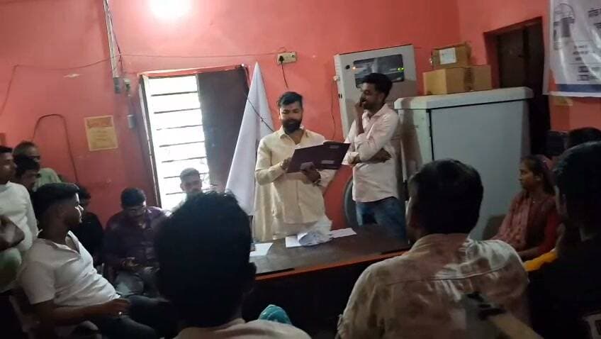 बेरी में पीएम आवास योजना को लेकर ग्राम सभा, 793 लाभुकों की सूची पर अनुमोदन
औरंगाबाद जिला के मदनपुर प्रखंड के बेरी ग्राम पंचायत में प्रधानमंत्री आवास योजना ग्रामीण के तहत ग्राम सभा का आयोजन किया गया। पंचायत भवन में मुखिया रीता देवी की अध्यक्षता में आयोजित ग्राम सभा में आवास प्लस 2024 के 793 लाभुकों की प्रतीक्षा सूची पर अनुमोदन लिया गया।
ग्राम सभा में सोनू सिंह के द्वारा लाभुकों के नाम माइक से पढ़कर सुनाए गए और पूरी सूची को पंचायत भवन की दीवार पर चिपका दिया गया। इस दौरान सूची में नाम नहीं आने पर कुछ ग्रामीणों ने नाराजगी जताई, जिन्हें मुखिया प्रतिनिधि प्रफुल कुमार सिंह ने जांच के बाद पात्र लोगों का नाम जोड़ने का भरोसा दिलाया।
मौके पर पंचायत सचिव अजय पासवान, पंचायत समिति सदस्य अभिनव कुमार उर्फ गोलू सिंह, स्वच्छता पर्यवेक्षक रौशन कुमार, राहुल कुमार सहित सैकड़ों ग्रामीण मौजूद रहे।
