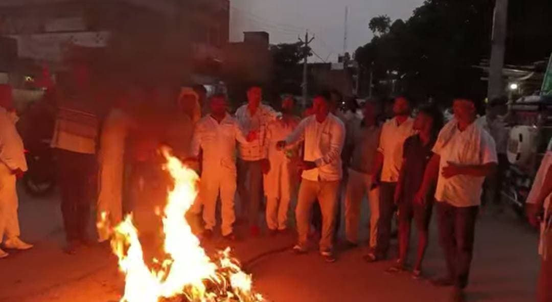 औरंगाबाद के हसपुरा में राजद कार्यकर्ताओं ने बिहार सरकार के मंत्री भगवान सिंह कुशवाहा का पुतला दहन किया और उनके खिलाफ जमकर नारेबाजी की।