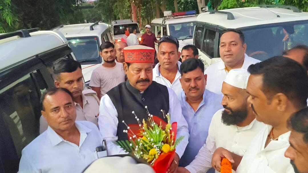 पूर्व सीएम नीतीश कुमार का राजद में स्वागत करने को तैयार पार्टी: भाई वीरेंद्र।
मुख्य चुनाव आयुक्त ज्ञानेश कुमार को पद से हटाने और फांसी देने की मांग।
बिहार और बंगाल में दोबारा चुनाव कराने की उठाई मांग।
शेखपुरा राष्ट्रीय जनता दल (राजद) के वरिष्ठ नेता एवं बिहार विधानसभा की लोक लेखा समिति के अध्यक्ष भाई वीरेंद्र ने मुख्य चुनाव आयुक्त ज्ञानेश कुमार को तत्काल पद से हटाने की मांग।
उन्होंने कथित वोट चोरी का आरोप लगाते हुए बिहार और पश्चिम बंगाल में हाल ही में संपन्न चुनावों को रद्द कर दोबारा चुनाव कराने की भी मांग की। इस दौरान उन्होंने मुख्य चुनाव आयुक्त को फांसी देने की मांग भी उठाई।
रविवार को शेखपुरा के सर्किट हाउस में स्थानीय पत्रकारों से बातचीत करते हुए भाई वीरेंद्र ने चुनाव आयोग की कार्यप्रणाली पर सवाल उठाए।उन्होंने कहा कि लोकतंत्र के साथ ऐसा व्यवहार माफी के योग्य नहीं है।
भाई वीरेंद्र ने कहा कि जब तक मुख्य चुनाव आयुक्त को उनके पद से हटाकर उनके खिलाफ कानूनी कार्रवाई शुरू नहीं की जाती, तब तक राजद का आंदोलन जारी रहेगा। उन्होंने बताया कि पार्टी सड़क से लेकर न्यायालय तक अपनी लड़ाई तेज करेगी। इसके साथ ही दिल्ली के जंतर-मंतर पर मुख्य चुनाव आयुक्त के खिलाफ धरना-प्रदर्शन करने की भी तैयारी की जा रही है।पत्रकारों से बातचीत के दौरान भाई वीरेंद्र ने राज्य में महिलाओं के खिलाफ हो रहे अपराधों को लेकर भी सरकार पर निशाना साधा।
उन्होंने यह भी आरोप लगाया कि अपराध की घटनाओं से ध्यान हटाने के लिए सरकार एक जाति विशेष को निशाना बनाकर उसके लोगों का एनकाउंटर कर रही है, जबकि अन्य मामलों में आरोपित अपराधियों के खिलाफ नरमी बरती जा रही है। उन्होंने सरकार की इस कथित दोहरी नीति पर सवाल उठाए।
पूर्व मुख्यमंत्री नीतीश कुमार के राजद में शामिल होने की संभावना से जुड़े सवाल पर भाई वीरेंद्र ने कहा कि उनकी पार्टी नीतीश कुमार का स्वागत करने के लिए तैयार है। उन्होंने कहा कि नीतीश कुमार पहले भी दो बार राजद में आ चुके हैं। यदि वह एक बार फिर राजद में आते हैं, तो पार्टी की ओर से उनका गर्मजोशी से स्वागत किया जाएगा।
इस मौके पर शेखपुरा के पूर्व विधायक विजय सम्राट , शंभू यादव, संजय सिंह, भावेश भारती, राजेन्द्र यादव सहित राजद के कई पदाधिकारी और कार्यकर्ता मौजूद रहे।
#राजद #बिहार #arvindanand #भाईवीरेन्द्र #sheikhpurakhabar #bihar #RJD #Sheikhpura