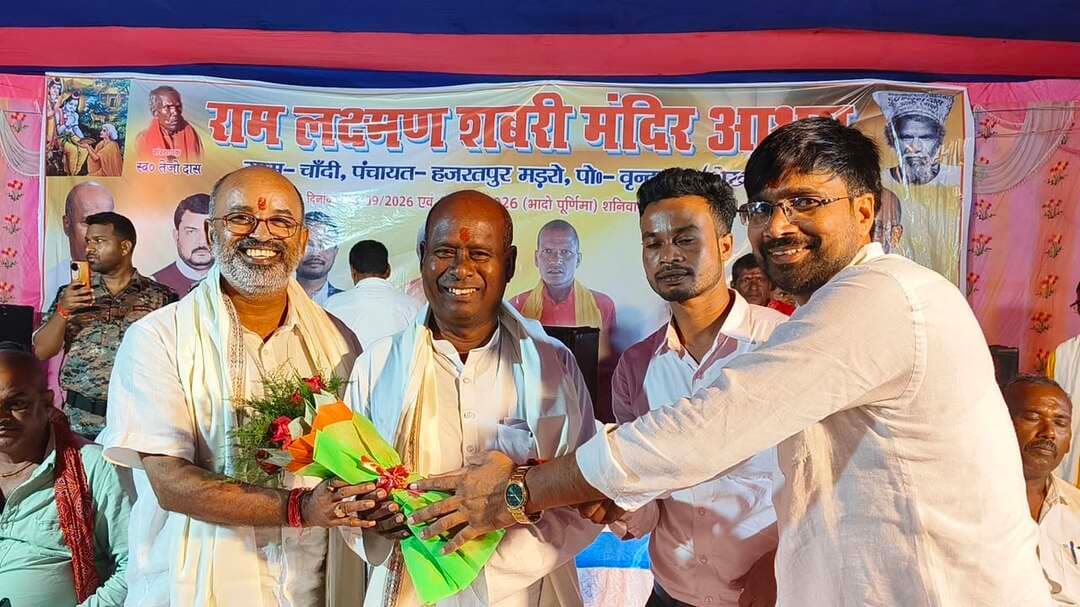 दो दिवसीय चांदी पहाड़ पर शबरी माता मंदिर मेला का उद्घाटन, राजकीय मेला का दर्जा देने की उठी मांग।
शेखपुरा जिले के अरियरी प्रखंड क्षेत्र स्थित चांदी पहाड़ पर भादो पूर्णिमा के अवसर पर दो दिवसीय शबरी माता मंदिर मेला का आयोजन किया गया। इस दौरान राम-लक्ष्मण शबरी माता मंदिर आश्रम मेला का उद्घाटन किया गया। कार्यक्रम में बिहार राज्य महादलित आयोग के सदस्य मुकेश मांझी मुख्य अतिथि के रूप में शामिल हुए, जबकि विशिष्ट अतिथि के रूप में विधान पार्षद (MLC) ललन प्रसाद ने शिरकत की।देवन मुखिया के नेतृत्व में अतिथियों का अभिनंदन किया गया। मंच का संचालन भोला मांझी ने किया, जबकि कार्यक्रम की अध्यक्षता लालजीत मांझी ने की।
राजकीय मेला का दर्जा देने की मांग उठाई।
मुख्य अतिथि मुकेश मांझी ने कहा कि शेखपुरा जिले के चांदी पहाड़ पर शबरी माता मंदिर मेला का आयोजन कई वर्षों से किया जा रहा है। इस मेले से लोगों की धार्मिक आस्था जुड़ी हुई है।
उन्होंने बताया कि बिहार के पूर्व मुख्यमंत्री जीतन राम मांझी और मंत्री संतोष मांझी भी पूर्व में इस कार्यक्रम में शामिल हो चुके हैं।
विशिष्ट अतिथि MLC ललन प्रसाद ने कहा कि शेखपुरा जिले में चांदी पहाड़ ही वह प्रमुख स्थल है, जहां शबरी माता मेला का आयोजन किया जाता है। उन्होंने कहा कि इस मेले को राजकीय दर्जा मिलना चाहिए, जिससे इसके विकास और विस्तार का मार्ग प्रशस्त हो सके। उन्होंने मंदिर और मेला स्थल के विकास के लिए हरसंभव मदद करने का भरोसा दिलाया।
देवन मुखिया ने बताया कि चांदी पहाड़ पर भव्य मंदिर का निर्माण, पेयजल की व्यवस्था, आवागमन के लिए बेहतर रास्ता, यात्री शेड, कुंड का विकास, पेड़-पौधे लगाने और पर्याप्त रोशनी की व्यवस्था करने की जरूरत है। इन सुविधाओं के विकसित होने से मंदिर परिसर का सौंदर्यीकरण होगा और श्रद्धालुओं को भी सहूलियत मिलेगी।
कार्यक्रम में ललन प्रसाद, मुकेश मांझी, देवन मुखिया, भोला मांझी, लालजीत मांझी, कमलेश प्रसाद, अवधेश पासवान सुनील कुमार, मनोज यादव, बचन मांझी, मौजे मांझी, सुरेश मांझी, उपेंद्र मांझी सहित बड़ी संख्या में लोग शामिल हुए।