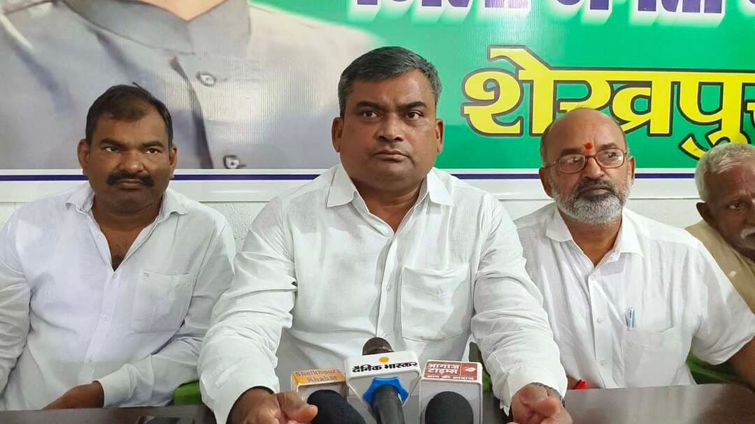 आगामी 2 अक्टूबर की तैयारी को लेकर जदयू कार्यालय में बैठक।
यह बैठक जिला अध्यक्ष एवं शेखपुरा विधायक रणधीर कुमार सोनी के नेतृत्व में पार्टी की बैठक आयोजित की गई। बैठक में पार्टी के पदाधिकारी, कार्यकर्ता एवं जिले के सभी प्रखंडों के प्रखंड अध्यक्ष शामिल हुए। इस दौरान आगामी 2 अक्टूबर को जीविका के 20 वर्ष पूरे होने के अवसर पर आयोजित होने वाले कार्यक्रम की तैयारियों पर चर्चा की गई। बैठक के बाद आयोजित प्रेस कॉन्फ्रेंस में विधायक रणधीर कुमार सोनी ने बताया कि बिहार के पूर्व मुख्यमंत्री नीतीश कुमार की पहल पर शुरू हुई जीविका योजना के 20 वर्ष पूरे होने जा रहे हैं। इसी उपलक्ष्य में 2 अक्टूबर को शेखपुरा जिले की सभी जीविका दीदियों के लिए विशेष कार्यक्रम का आयोजन किया जाएगा। उन्होंने कहा कि जीविका योजना के माध्यम से बिहार की लाखों महिलाएं आत्मनिर्भर बनने की दिशा में आगे बढ़ रही हैं।जीविका से जुड़कर महिलाएं स्वरोजगार और विभिन्न आर्थिक गतिविधियों के माध्यम से अपने परिवार की आर्थिक स्थिति को बेहतर बना रही हैं। विधायक ने कहा कि जीविका योजना के संचालन में यदि किसी प्रकार की कमी या समस्या सामने आती है, तो उसे दूर करने का प्रयास किया जाएगा।
यह कार्यक्रम सर्किट हाउस के पीछे अशोका सम्राट भवन में आयोजन किया जाएगा।
इस मौके पर विधायक रणधीर कुमार सोनी, एमएलसी ललन प्रसाद, मनोज कुशवाहा, राहुल कुमार, ब्रह्मदेव कुशवाहा, मनोज राम सहित जदयू के अन्य पदाधिकारी एवं कार्यकर्ता उपस्थित रहे।