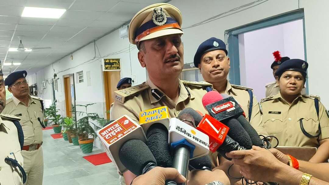 शेखपुरा पहुंचे पुलिस उपमहानिरीक्षक राकेश कुमार, लंबित मामलों के शीघ्र निष्पादन का दिया निर्देश।
तीर्थ स्थलों पर पुलिस तैनात।
पुलिस उपमहानिरीक्षक (डीआईजी) राकेश कुमार शनिवार को शेखपुरा पहुंचे। इस दौरान उन्होंने पुलिस अधीक्षक कार्यालय में पहुंचकर जिले में लंबित कांडों की समीक्षा की और विभिन्न मामलों की जांच-पड़ताल की। उन्होंने पुलिस अधीक्षक हिमांशु कुमार को लंबित मामलों का शीघ्र निष्पादन करने तथा अपराधियों के विरुद्ध सख्त कार्रवाई करने के निर्देश दिए।
प्रेस कॉन्फ्रेंस के दौरान डीआईजी राकेश कुमार ने बताया कि जिले में लंबित मामलों की समीक्षा की गई है। उन्होंने संबंधित पुलिस पदाधिकारियों को मामलों का जल्द से जल्द निष्पादन सुनिश्चित करने और अपराध नियंत्रण के लिए प्रभावी कदम उठाने का निर्देश दिया। अपराधियों पर कड़ी नजर रखने और उनके विरुद्ध नियमानुसार कार्रवाई करने को कहा। डीआईजी ने जिले में अपराध नियंत्रण को लेकर पुलिस प्रशासन की कार्यप्रणाली की समीक्षा की। उन्होंने डायल 112 की व्यवस्था को प्रभावी बनाने तथा पुलिस दीदी सहित अन्य पुलिस सेवाओं को और बेहतर तरीके से संचालित करने पर जोर दिया। उन्होंने आम लोगों की सुरक्षा सुनिश्चित करने और पुलिस की सक्रियता बढ़ाने के लिए आवश्यक दिशा-निर्देश दिए। आगामी दुर्गा पूजा को लेकर सख्त निर्देश दिए।
प्रमुख स्थलों पर सुरक्षा व्यवस्था सख्त
जिले के सभी प्रमुख तीर्थ स्थलों पर सुरक्षा व्यवस्था को लेकर भी विशेष सतर्कता बरती जा रही है। इन स्थलों पर डायल 112 की टीम, पुलिस दीदी और जिला पुलिस प्रशासन की ओर से लगातार निगरानी रखी जा रही है।
डीआईजी के शेखपुरा दौरे को जिले में कानून-व्यवस्था की स्थिति की समीक्षा, लंबित मामलों के त्वरित निष्पादन और अपराध नियंत्रण की दिशा में महत्वपूर्ण माना जा रहा है।