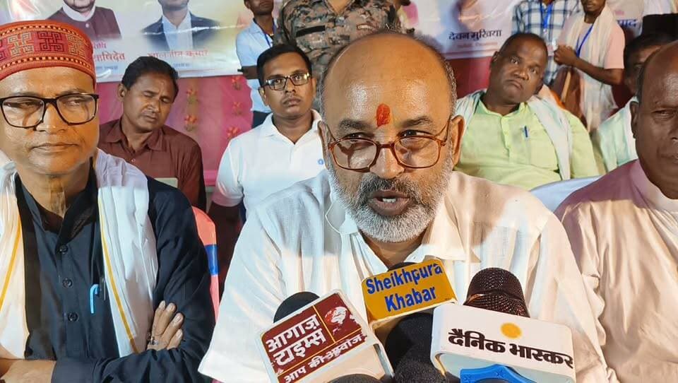 चांदी पहाड़ शबरी माता मेला
MLC ललन प्रसाद ने बताया कि चांदी पहाड़ पर भव्य मंदिर, रास्ता, शौचालय, यात्री शेड, कुंड, पेड़ पौधा सहित अन्य व्यवस्था पर जोर दिया।
उन्होंने बताया कि हर संभव मदद करेंगे।