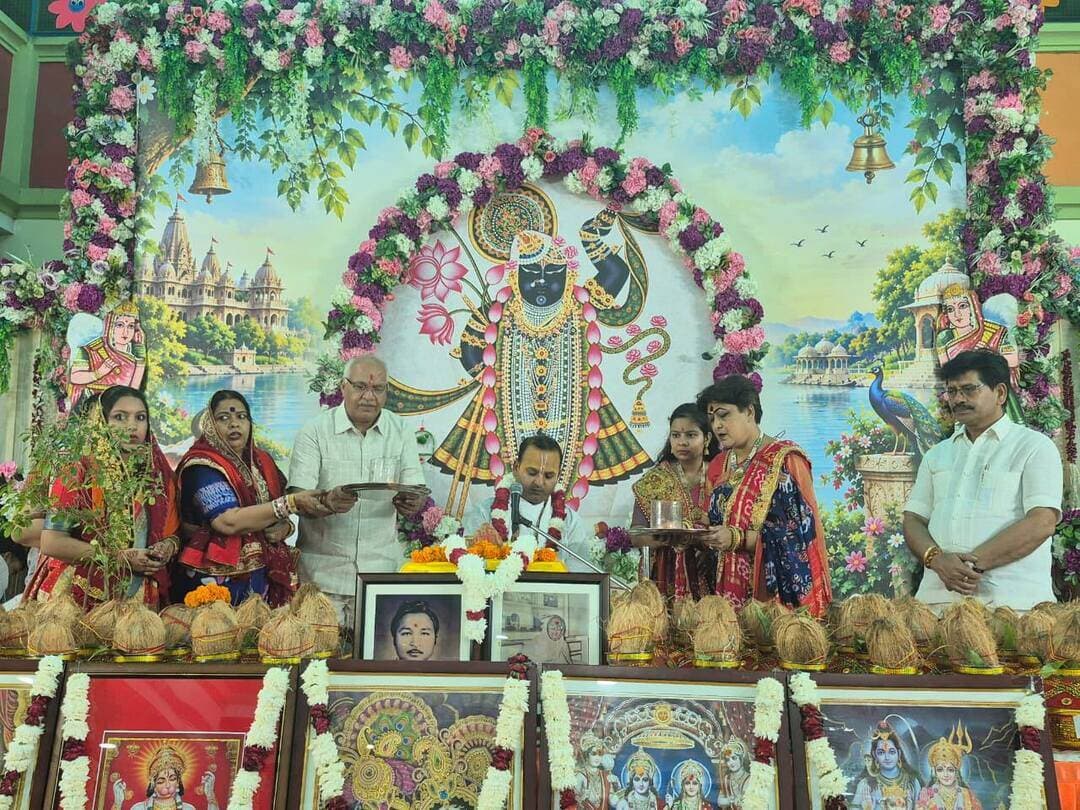 माँ के चरणों में स्वर्ग है, जहाँ माँ का सम्मान होता है वहाँ परमात्मा का वास होता है: तेजभूषण शास्त्री
भिवानी। श्रीमती मनोहरी देवी मैमोरियल ट्रस्ट एवं लिटिल हार्ट्स ग्रुप ऑफ स्कूल भिवानी द्वारा आयोजित सात दिवसीय श्रीमद्भागवत ज्ञान यज्ञ के दूसरे दिन कथा पंडाल भक्तिमय वातावरण से सराबोर रहा। भागवत मर्मज्ञ श्रद्धेय तेजभूषण शास्त्री वृंदावन वाले ने कपिल मुनि एवं सती चरित्र सहित विभिन्न प्रसंगों के माध्यम से श्रद्धालुओं को भक्ति, संस्कार और मातृ सम्मान का मार्मिक संदेश दिया। कथा में सूत-शौनक संवाद, नारद जी के पूर्व जन्म की कथा, भगवान शुकदेव जी के जन्म तथा राजा परीक्षित द्वारा शुकदेव जी की शरणागति जैसे प्रसंगों का सुंदर वर्णन किया गया।
तेजभूषण शास्त्री ने कहा कि मनुष्य के जीवन में माँ का स्थान संसार में कोई नहीं ले सकता। माँ केवल जन्म देने वाली नहीं, बल्कि बच्चे की पहली गुरु, पहली पाठशाला और प्रथम संस्कारदाता होती है। माँ की गोद में ही बच्चा संसार को पहचानना और जीवन के संस्कार सीखता है।
उन्होंने कहा कि जिस घर में भारत माँ, गौ माता और जननी माँ का सम्मान होता है, वहाँ परमात्मा का वास होता है। माँ के चरणों में स्वर्ग है और उसके आशीर्वाद में संतान को कठिन परिस्थितियों से लड़ने की शक्ति मिलती है। मंदिर में भगवान की पूजा करने से पहले घर में मौजूद माँ का सम्मान करना आवश्यक है। जिस माँ ने संतान की खुशी के लिए अपनी इच्छाओं का त्याग किया, उसके प्रति सम्मान केवल एक दिन नहीं, बल्कि जीवनभर का धर्म है।
शास्त्री जी ने कहा कि माँ स्वयं एक जीवंत तीर्थ है। कथा श्रवण की सच्ची सार्थकता तभी है, जब इससे संतान माता-पिता का सम्मान करे, परिवार में प्रेम बढ़े तथा गौ माता और भारत माता के प्रति श्रद्धा की भावना मजबूत हो। माँ के त्याग और वात्सल्य का वर्णन सुनकर श्रद्धालु भावुक हो उठे और पंडाल में राधे-राधे तथा जय श्री कृष्ण के जयघोष गूंजते रहे।
इस अवसर पर शिक्षाविद त्रिलोकचंद गोयल, श्री कृष्ण कृपा जीओ गीता परिवार से ओपी नन्दवानी, पूर्व ब्लॉक शिक्षा अधिकारी अनिल गौड, लिटिल हार्ट्स पब्लिक स्कूल ग्रुप के निदेशक पवन गोयल, भावना गोयल, वैश्य महाविद्यालय प्राचार्य डॉ. संजय गोयल, सीमा गोयल, सतीश गोयल, आनंद गोयल, राहुल गोयल, निश्चल गोयल, ऐश्वर्या, मेघा, मुस्कान, साक्षी, श्री राम जी, संचित कुमार, विनय कुमार, अमित कुमार, मनमोहन चावला, दीपक जोशी, रवि इलेक्ट्रॉनिक के निदेशक रवि कुमार, श्याम सुंदर शर्मा सहित अनेक गणमान्य व्यक्ति व श्रद्धालु मौजूद रहे।