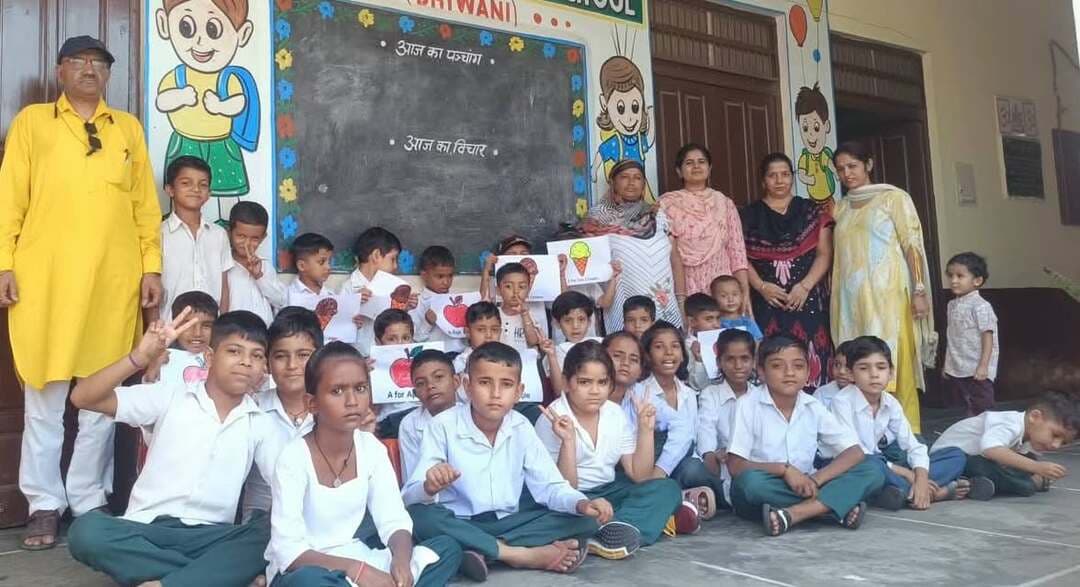 आदर्श गांव सुई में बौद्धिक खोज परीक्षा आयोजित, 80 बच्चों ने दिखाया हुनर
भिवानी, 27 सितंबर : आदर्श गांव सुई स्थित श्रीमति बीनी देवी गीता माध्यमिक विद्यालय में आचार्य उमेद कौशिक गुरुकुल फाउंडेशन के तत्वावधान में बौद्धिक खोज परीक्षा और ड्राइंग प्रतियोगिता का आयोजन किया गया। इस प्रतियोगिता में एलकेजी से लेकर छठी कक्षा तक के करीब 80 छात्र-छात्राओं ने बढ़-चढक़र भाग लिया और अपनी प्रतिभा का उत्कृष्ट प्रदर्शन किया। आयोजकों के अनुसार सभी प्रतिभागियों को जल्द ही प्रमाण पत्र और पुरस्कार देकर सम्मानित किया जाएगा। कार्यक्रम के दौरान विद्यालय प्रबंधन की ओर से फाउंडेशन के संयोजक, शिक्षाविद एवं समाजसेवी डॉ. उमेद शर्मा को प्रशंसा पत्र भेंट कर उनका आभार व्यक्त किया गया। इस अवसर पर बच्चों से संवाद करते हुए शिक्षाविद डॉ. उमेद शर्मा ने कहा कि यह बौद्धिक खोज परीक्षा बच्चों के भविष्य को संवारने और उन्हें आरंभ से ही प्रतियोगी परीक्षाओं के अनुकूल तैयार करने के लिए बेहद महत्वपूर्ण कदम है। आज के युग में किताबी ज्ञान के साथ-साथ कौशल विकास और संस्कारवान शिक्षा की सर्वाधिक आवश्यकता है। यदि बचपन से ही विद्यार्थियों की प्रतिभा की पहचान कर उन्हें रोजगारोन्मुखी और नैतिक शिक्षा दी जाए, तो वे आगे चलकर न केवल आत्मनिर्भर बनेंगे बल्कि दूसरों को भी रोजगार देने में सक्षम होंगे। डॉ. शर्मा ने विद्यार्थियों को प्रेरित करते हुए आगे कहा कि प्रत्येक बच्चे को अपने माता-पिता, गुरुजनों और समाज के सभी बड़ों का सम्मान करना चाहिए तथा उनके बताए सन्मार्ग पर चलना चाहिए। अच्छे संस्कारों और अनुशासन के बल पर ही भारत को पुन: विश्व गुरु बनाया जा सकता है। एक सजग और संस्कारी छात्र ही आगे चलकर राष्ट्र का जिम्मेदार नागरिक बनता है। कार्यक्रम के समापन पर विद्यालय के प्राचार्य अनिल कुमार ने फाउंडेशन की इस पहल की सराहना की। प्राचार्य ने परीक्षा के सफल संचालन में योगदान देने वाले सभी शिक्षकों, उपस्थित अभिभावकों और विद्यार्थियों का धन्यवाद ज्ञापित किया। उन्होंने कहा कि ऐसे बौद्धिक आयोजनों से ग्रामीण अंचल के बच्चों में आत्मविश्वास का संचार होता है।