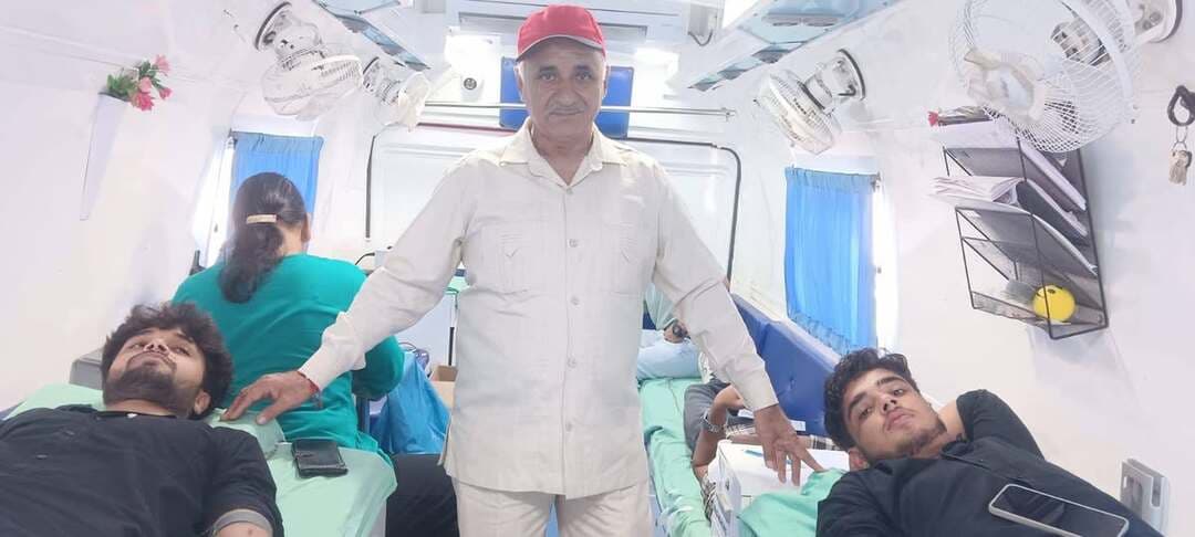 नर सेवा ही नारायण सेवा
शहीद भगत सिंह की जयंती के उपलक्ष्य में भिवानी में रक्तदान शिविर आयोजित, 71 ने किया रक्तदान
समाज हित में उठाया गया हर कदम पूरे समाज को लाभान्वित करता है : राजेश डुडेजा
भिवानी, 27 सितंबर : मानव सेवा और समाज कल्याण के उद्देश्य को समर्पित सेवा संकल्प अभियान के तहत जिला रेडक्रॉस सोसायटी भिवानी के सहयोग से रक्तदान शिविर का आयोजन पालुवास मोड़ पर किया गया। उपायुक्त साहिल गुप्ता के मार्गदर्शन में सहारा चेरिटेबल ट्रस्ट और वंशिका फाउंडेशन द्वारा आयोजित यह शिविर अमर शहीद भगत सिंह की जयंती के उपलक्ष्य में और कैंसर मरीजों की सहायता को समर्पित रहा। शिविर में युवाओं ने पूरे उत्साह के साथ भाग लिया और 71 यूनिट रक्तदान कर मानव सेवा का अनुपम संदेश दिया। कार्यक्रम की शुरुआत महान क्रांतिकारी शहीद भगत सिंह के चित्र के समक्ष दीप प्रज्ज्वलन और माल्यार्पण के साथ हुई। शिविर के दौरान शतकवीर रक्तदाता राजेश डुडेजा और सहारा चेरिटेबल ट्रस्ट के अध्यक्ष जगदीश मिताथल ने संयुक्त रूप से लोगों को प्रेरित करते हुए समाज सेवा के महत्व पर प्रकाश डाला। उन्होंने कहा कि समाज हित में बढ़ाया गया हर कदम पूरे समाज को लाभान्वित करता है। रक्तदान केवल एक दान नहीं, बल्कि किसी जरूरतमंद को जीवनदान देने का सबसे पावन जरिया है। जब हम स्वैच्छिक रूप से आगे आकर रक्तदान करते है तो इससे न केवल अस्पतालों और ब्लड बैंकों में रक्त की कमी दूर होती है, बल्कि कैंसर जैसी गंभीर बीमारियों से जूझ रहे मरीजों को नया जीवन मिलता है। प्रत्येक स्वस्थ नागरिक को अपने जीवन में नियमित रूप से रक्तदान करने का संकल्प लेना चाहिए और अन्य लोगों को भी इस महादान के लिए प्रेरित करना चाहिए। इस दौरान लगभग 115 आम नागरिकों के रक्त और स्वास्थ्य की जांच भी की गई। एम्स बाड़सा अस्पताल से पहुंचीं डा. चारुल ने उपस्थित लोगों को रक्तदान की पात्रता, सही प्रक्रिया और इसके वैज्ञानिक महत्व के बारे में विस्तार से जानकारी दी। वंशिका फाउंडेशन के अध्यक्ष व रक्तवीर मनीष वर्मा ने कहा कि हमें अपने जीवन के विशेष और स्मरणीय अवसरों जैसे जन्मदिन, विवाह वर्षगांठ, परिजनों की पुण्यतिथि, महापुरुषों की जयंती और शहीदी दिवस पर स्वैच्छिक रक्तदान करना चाहिए। इस अवसर पर नरेश पालुवास, मुकेश पालुवास, अनिल तंवर, सूरज राणा, नरेंद्र तंवर, साहिल, मेहताब, नवीन तंवर, रमेश जिंदल, सुदर्शन आहूजा और हरिओम सहित अनेक गणमान्य व्यक्ति एवं ग्रामीण उपस्थित रहे।