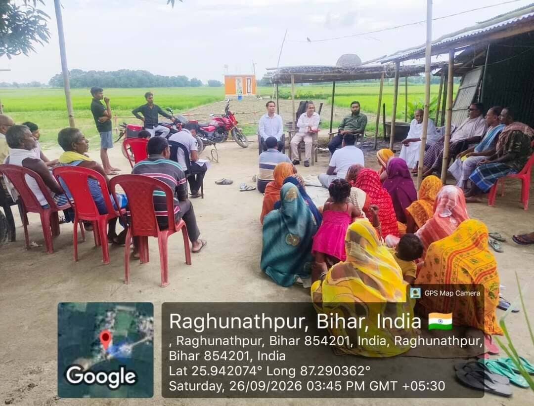 समाहरणालय, पूर्णिया
जिला जनसम्पर्क कार्यालय
प्रेस विज्ञप्ति 1522,
दिनांक:-27सितम्बर 2026
==================
उद्योग विभाग द्वारा संचालित योजनाओं की जागरूकता हेतु शिविर का आयोजन:-
श्री अंशुल कुमार भा०प्र०से० जिला पदाधिकारी महोदय के दिशा-निर्देश के आलोक में शनिवार को उद्योग विभाग पूर्णिया द्वारा संचालित विभिन्न योजनाओं यथा प्रधानमंत्री सूक्ष्म खाद्य उद्यम उन्नयन योजना (PMFME), प्रधानमंत्री रोजगार सृजन कार्यक्रम (PMEGP), सिल्क समग्र-02, मुख्यमंत्री उद्यमी योजना आदि के जागरूकता हेतु शिविर का आयोजन बनमनखी प्रखंड़ के कचहरी बलुआ पंचायत में आयोजित की गई।
महाप्रबंधक, जिला उद्योग केन्द्र, पूर्णिया के द्वारा उपस्थित सभी ग्रामीणों / जीविका दीदीयों / कृषकों एवं युवाओं को स्वयं का उद्यम स्थापित कर आत्मनिर्भर बनने हेतु उद्योग विभाग द्वारा संचालित योजनाओं की जानकारी यथा योजना से मिलने वाले लाभ, पात्रता, आवेदन एवं चयन की प्रक्रिया आदि की विस्तृत जानकारी प्रदान की गई।
प्रधानमंत्री सूक्ष्म खाद्य उद्यम उन्नयन योजना (PMFME) की जानकारी देते हुए महाप्रबंधक द्वारा बताया गया कि इस योजना के तहत खाद्य प्रसंस्करण के क्षेत्र जैसे- मखाना प्रसंस्करण, आटा / दाल/तेल/मशाला उद्योग, बेकरी उत्पाद, नमकीन भुजिया उत्पाद, पशु आहार आदि अन्य खाद्य पदार्थ से संबंधित स्वयं का उद्योग लगाने या पूर्व से स्थापित इकाई का विस्तार करने हेतु जिले के इच्छुक उद्यमी / किसान / युवा आवेदन कर बैंक के माध्यम से टर्म लोन पर 35% अनुदानित दर पर ऋण प्राप्त कर इकाई स्थापित कर सकते है, जिसमें 10% उद्यमी को अपना अंशदान करना होता है।
शिविर में महाप्रबंधक द्वारा यह भी बताया गया कि खाद्य प्रसंस्करण के अलावे अन्य विनिर्माण (Manufacturing) एवं सेवा (Service) के क्षेत्र में भी स्वंय का नया उद्योग स्थापित करने हेतु प्रधानमंत्री रोजगार सृजन कार्यक्रम (PMEGP) के तहत आवेदन कर बैंक के माध्यम से 25% (शहरी क्षेत्र हेतु) तथा 35% (ग्रामीण क्षेत्र हेतु) अनुदानित दर पर ऋण प्राप्त कर अपना इकाई स्थापित कर सकते है।
सिल्क सम्रग-2 महाप्रबंधक द्वारा शिविर में उपस्थित कृषकों को बताया गया कि विभाग द्वारा रेशम वृक्षारोपण एवं कीटपालन करने हेतु इच्छुक लोगों को सहायता प्रदान करने हेतु सिल्क समग्र 2 योजना चलाई जा रही है।
उद्यमिता विकास प्रशिक्षण (EDP Training) महाप्रबंधक द्वारा बताया गया कि विश्व बैंक द्वारा समर्थित एवं उद्योग विभाग, बिहार द्वारा संचालित RAMP योजना (Raising and Accelerating MSME Performance)
#cmsamrat
#samratchoudhary