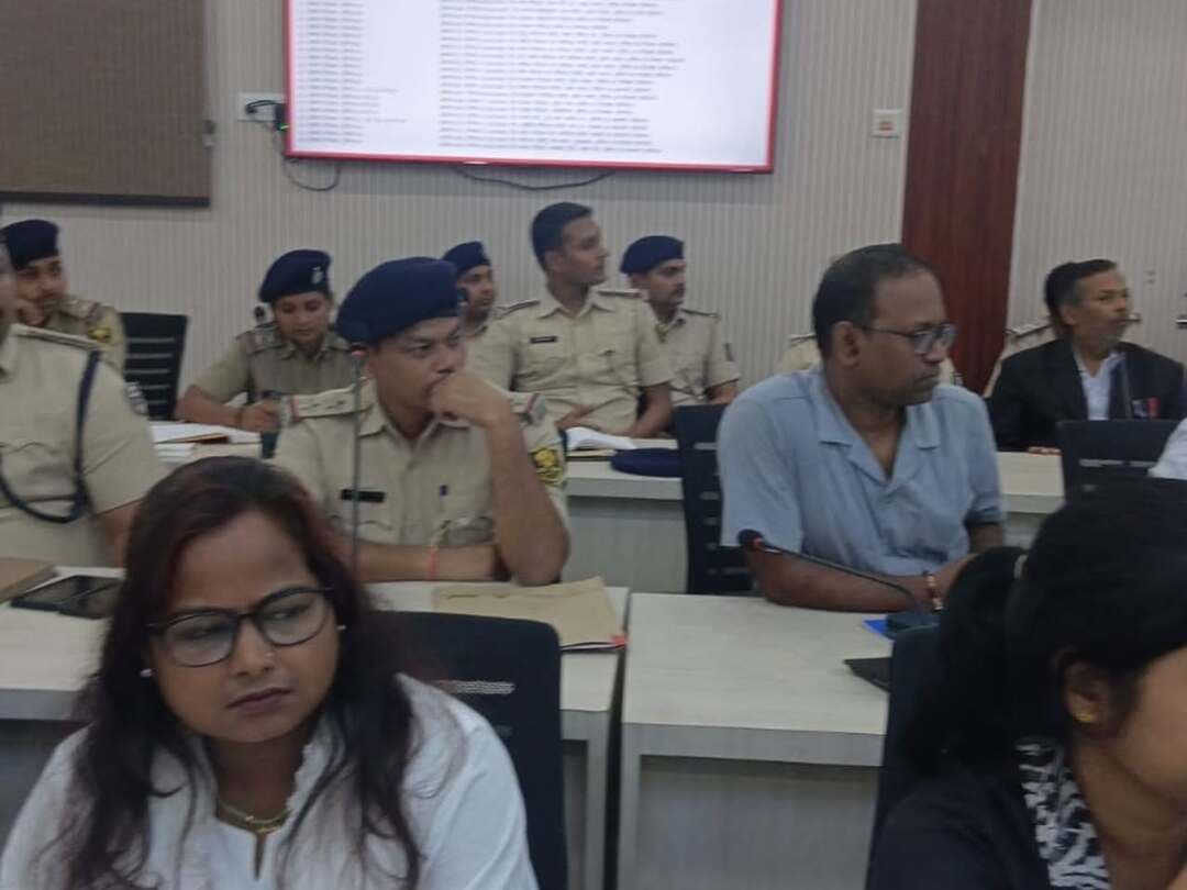 समाहरणालय पूर्णिया,
जनसंपर्क कार्यालय,
प्रेस विज्ञप्ति:-1521,
दिनांक:27/9/2026,
==================
जिलाधिकारी की अध्यक्षता में जिला खनन टास्क फोर्स की समीक्षा बैठक आयोजित:-
अवैध खनन पर रोक, वन टाइम सेटलमेंट स्कीम और बाल श्रम निषेध पर सख्त निर्देश:-
समाहर्ता -सह-जिला पदाधिकारी,पूर्णिया श्री अंशुल कुमार भा०प्र०से० की अध्यक्षता में शनिवार को जिला खनन टास्क फोर्स की समीक्षा बैठक का आयोजन महानंदा सभागार पूर्णिया में आहूत की गई।
इस बैठक में डॉ शौर्य सुमन
भा०पु०से० वरीय पुलिस अधीक्षक,अपर समाहर्ता , सभी अनुमंडल पदाधिकारी, सभी अनुमंडल पुलिस पदाधिकारी, जिला परिवहन पदाधिकारी, वरीय उपसमाहर्ता सह खनिज विकास पदाधिकारी एवं संबंधित कार्य विभागों के कार्यपालक अभियंता तथा पदाधिकारीगण उपस्थित थे।
बैठक के दौरान जिलाधिकारी महोदय ने राजस्व संग्रहण, अवैध खनन पर रोक, विभागीय योजनाओं एवं सामाजिक सुरक्षा से जुड़े विभिन्न बिंदुओं पर विस्तृत समीक्षा की गई और कई महत्वपूर्ण दिशा-निर्देश दिया गया।
:-राजस्व वसूली एवं लक्ष्य प्राप्ति:- कार्य विभागों से संबंधित राजस्व, रॉयल्टी एवं मालिकाना फीस की वसूली की गहन समीक्षा की गई।
वित्तीय वर्ष 2026-27 के निर्धारित राजस्व लक्ष्य को प्राप्त करने हेतु वैध खनन गतिविधियों को बढ़ावा देने और जिले में खनन अनुज्ञप्ति (लाइसेंस) की संख्या बढ़ाने के निर्देश दिया गया।
अवैध खनन पर पूर्ण प्रतिबंध:-- जिले में अवैध मिट्टी एवं बालू खनन तथा अवैध खननकर्ताओं के विरुद्ध कड़ी कार्रवाई करने का निर्देश सभी थानाध्यक्षों (SHO), अंचल अधिकारियों (CO), अनुमंडल अधिकारियों (SDO), अनुमंडल पुलिस अधिकारियों (SDPO), जिला खनिज विकास पदाधिकारी एवं खान निरीक्षकों को अपने-अपने क्षेत्रों में अवैध खनन पर पूर्णतः रोक लगाने हेतु तत्पर रहने का निर्देश दिया गया।
रैयतों को राहत:--- गैर-व्यावसायिक उपयोग हेतु मिट्टी की कटाई के लिए विभाग द्वारा जारी दिशा-निर्देशों का कड़ाई से अनुपालन सुनिश्चित करने का निर्देश दिया गया, ताकि आम रैयतों को किसी भी प्रकार की अनावश्यक परेशानी का सामना न करना पड़े।
ईंट-भट्ठों के लिए 'वन टाइम सेटलमेंट स्कीम:- खान एवं भूतत्व विभाग, बिहार (पटना) द्वारा लाई गई विशेष वन टाइम सेटलमेंट स्कीम की जानकारी दी गई, जो 21 सितंबर 2026 से 20 दिसंबर 2026 तक प्रभावी है।
इसके तहत सत्र 2024-25 तक जिन ईंट-भट्ठों पर नीलम पत्र वाद (Certificate Case) संस्थित हैं, वे यदि कुल बकाया राशि में से ब्याज की राशि छोड़कर शेष मूल राशि जमा कर देते हैं,
#cmsamrat
#samratchoudhary
