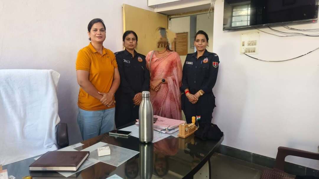 फोटो-वीडियो के नाम पर महिला को परेशान एवं ब्लैकमेल करने वाले व्यक्ति को किया डिटेन,कालिका पेट्रोलिंग यूनिट की महिला पुलिसकर्मियों ने सादे वस्त्रों में की निगरानी
चित्तौड़गढ़, 27 सितम्बर। महिलाओं एवं युवतियों की सुरक्षा को प्राथमिकता देते हुए उन्हें परेशान करने, पीछा करने तथा फोटो-वीडियो के नाम पर ब्लैकमेल करने जैसी गतिविधियों के विरूद्ध जिला पुलिस द्वारा लगातार प्रभावी कार्रवाई की जा रही है। इसी क्रम में कालिका पेट्रोलिंग यूनिट एवं महिला थाना पुलिस द्वारा संयुक्त रूप से कार्रवाई करते हुए एक व्यक्ति को डिटेन किया गया।
महिला थाना अधिकारी रेणु खोईवाल ने बताया कि दिनांक 14 सितम्बर 2026 को एक महिला द्वारा कालिका पेट्रोलिंग यूनिट के माध्यम से शिकायत दर्ज करवाई गई थी। शिकायतकर्ता ने बताया कि उसकी पूर्व में भरत पालीवाल निवासी नाथद्वारा से फ्रेंडशिप थी, लेकिन अब उक्त व्यक्ति द्वारा उसके फोटो एवं वीडियो को लेकर उसे आए दिन परेशान किया जा रहा है तथा ब्लैकमेल किया जा रहा है। शिकायतकर्ता द्वारा अपने संबंधित थाने से कार्रवाई नहीं चाहने की बात कही गई थी। इस पर पुलिस अधीक्षक के निर्देशानुसार शिकायत प्राप्त कर महिला थाना पुलिस द्वारा मामले की जांच प्रारम्भ की गई।
जांच के दौरान दिनांक 25 सितम्बर 2026 को सूचना प्राप्त हुई कि उक्त व्यक्ति द्वारा शिकायतकर्ता का पीछा किया जा रहा है तथा उसे बार-बार परेशान किया जा रहा है। शिकायतकर्ता की सुरक्षा एवं आरोपी की गतिविधियों पर नजर रखने के लिए महिला थानाधिकारी रेणु खोईवाल के नेतृत्व में कालिका पेट्रोलिंग यूनिट द्वारा सादे वस्त्रों में निगरानी प्रारम्भ की गई। निगरानी के दौरान जैसे ही उक्त व्यक्ति शिकायतकर्ता को परेशान करने के उद्देश्य से उसके आसपास दिखाई दिया, पूर्व से सादे वस्त्रों में तैनात कालिका पेट्रोलिंग यूनिट की महिला पुलिसकर्मियों एवं महिला थाना पुलिस की टीम द्वारा तत्काल कार्रवाई करते हुए उक्त व्यक्ति को डिटेन किया गया। संबंधित फोटो एवं वीडियो को डिलीट करवाया गया तथा भविष्य में किसी प्रकार से परेशान अथवा ब्लैकमेल नहीं करने के लिए आरोपी को आवश्यक रूप से पाबंद किया गया।
महिला सुरक्षा को लेकर जिला पुलिस अधीक्षक श्री धर्मेन्द्र सिंह के निर्देशन में कालिका पेट्रोलिंग यूनिट द्वारा लगातार क्षेत्र में निगरानी एवं आवश्यक कार्रवाई की जा रही है। इस कार्रवाई में कालिका पेट्रोलिंग यूनिट में तैनात महिला पुलिसकर्मियों की महत्वपूर्ण भूमिका रही।
कार्रवाई करने वाली पुलिस टीम
कालिका पेट्रोलिंग यूनिट की महिला कांस्टेबल रीना राजावत, आकांक्षा, गायत्री एवं लीला।
*महिला गरिमा हेल्पलाइन*
महिला सुरक्षा हेतु अपील: जिला पुलिस द्वारा महिलाओं एवं युवतियों से अपील की जाती है कि किसी भी प्रकार की परेशानी, छेड़छाड़, पीछा करने, ब्लैकमेलिंग अथवा अन्य महिला संबंधी समस्या होने पर महिला गरिमा हेल्पलाइन नंबर 1090 पर भी शिकायत एवं सहायता के लिए संपर्क करें।