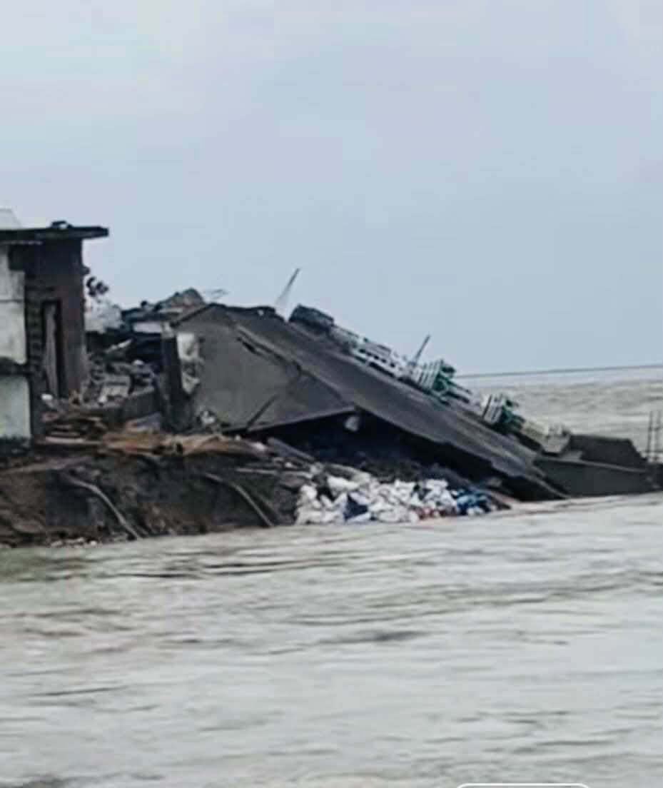 घाघरा नदी में समाई मस्जिद...!
बाराबंकी के हेतमापुर में घाघरा नदी की कटान ने लीला
कई दिनों से काट रही थी नदी
मंदिर के किनारे फिर पहुंची घाघरा
प्रशासन द्वारा डाले गए बोल्डर नदी में बहे #viralpost #barabankiupdates