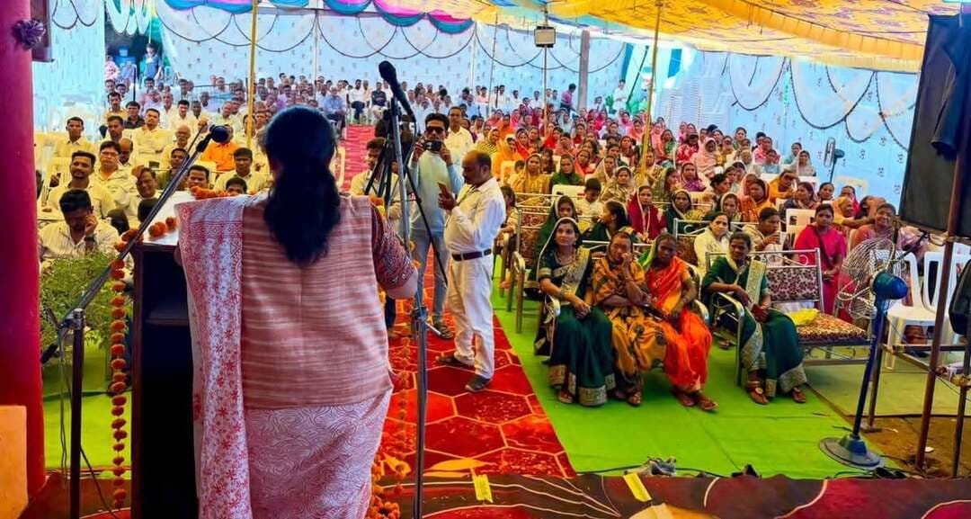 #बालाघाट
देवगांव में 76.79 लाख रुपये के विकास कार्यों का लोकार्पण एवं भूमिपूजन
सांसद भारती पारधी ने कहा—डबल इंजन सरकार गांवों के विकास और जनकल्याण के लिए प्रतिबद्ध
बालाघाट-सिवनी लोकसभा क्षेत्र की सांसद श्रीमती भारती पारधी ने 27 सितंबर को किरनापुर विकासखंड के ग्राम देवगांव में 76 लाख 79 हजार रुपये की लागत के विभिन्न विकास कार्यों का लोकार्पण एवं भूमिपूजन किया। कार्यक्रम में जनपद पंचायत किरनापुर के अध्यक्ष श्री राणा कल्याण सिंह, शिक्षाविद श्रीमती लता लेकर जिला पंचायत सदस्य श्रीमती चेतना कुराहे सहित ग्राम पंचायत के सरपंच, पंच एवं बड़ी संख्या में ग्रामीणजन उपस्थित रहे।
ग्राम देवगांव में आयोजित कार्यक्रम के दौरान 37.49 लाख रुपये की लागत से निर्मित अटल सुशासन भवन (ग्राम पंचायत भवन) तथा 15 लाख रुपये की लागत से निर्मित सामुदायिक प्रशिक्षण केन्द्र का लोकार्पण किया गया। इसके अलावा मेन रोड देवगांव से गोवारी मोहल्ला तक 14.30 लाख रुपये की लागत से बनने वाली ग्रेवल सड़क तथा मोक्षधाम से छन्नू नागफासे के घर तक 10 लाख रुपये की लागत से बनने वाली सीमेंट कांक्रीट सड़क का भूमिपूजन किया गया।
गांवों में सुविधाओं का विस्तार सरकार की प्राथमिकता
कार्यक्रम की मुख्य अतिथि सांसद श्रीमती भारती पारधी ने ग्रामीणों को संबोधित करते हुए कहा कि प्रधानमंत्री श्री नरेन्द्र मोदी के नेतृत्व में देश निरंतर विकास के पथ पर आगे बढ़ रहा है। आज भारत की पहचान विश्व स्तर पर एक सशक्त और तेजी से आगे बढ़ते देश के रूप में बनी है। उन्होंने कहा कि केंद्र और राज्य की डबल इंजन सरकार का उद्देश्य विकास की योजनाओं का लाभ गांव के अंतिम व्यक्ति तक पहुंचाना है।
उन्होंने कहा कि सरकार द्वारा ग्रामीण क्षेत्रों में मूलभूत सुविधाओं के विस्तार पर विशेष ध्यान दिया जा रहा है। गांवों में सड़क, पंचायत भवन, सामुदायिक भवन, पेयजल, आवास, बिजली और अन्य आवश्यक सुविधाओं के विकास से ग्रामीणों का जीवन आसान हो रहा है। देवगांव में किए जा रहे विकास कार्य भी इसी दिशा में महत्वपूर्ण कदम हैं। पंचायत भवन के माध्यम से ग्रामीणों को स्थानीय स्तर पर विभिन्न शासकीय सेवाओं और पंचायत संबंधी कार्यों की सुविधा मिलेगी, जबकि सामुदायिक प्रशिक्षण केन्द्र का उपयोग ग्रामीणों के प्रशिक्षण एवं सामुदायिक गतिविधियों के लिए किया जा सकेगा।
सांसद श्रीमती पारधी ने कहा कि प्रधानमंत्री आवास योजना के माध्यम से जरूरतमंद परिवारों को पक्के आवास उपलब्ध कराए जा रहे हैं। किसानों को प्रधानमंत्री किसान सम्मान निधि के माध्यम से आर्थिक सहायता दी जा रही है तथा फसल बीमा योजना किसानों को प्राकृतिक आपदाओं से होने वाले नुकसान के समय आर्थिक सुरक्षा प्रदान कर रही है। इसी तरह आयुष्मान भारत योजना के माध्यम से पात्र परिवारों को उपचार की सुविधा मिल रही है।
उन्होंने कहा कि सरकार का प्रयास केवल बड़ी योजनाएं संचालित करना नहीं, बल्कि प्रत्येक गांव की स्थानीय जरूरतों को ध्यान में रखते हुए विकास कार्य कराना भी है। ग्रामीण सड़कों के निर्माण से आवागमन सुगम होता है और किसानों, विद्यार्थियों, महिलाओं तथा आम नागरिकों को इसका सीधा लाभ मिलता है। उन्होंने कहा कि विकास कार्यों की गुणवत्ता और समयबद्ध पूर्णता पर भी विशेष ध्यान दिया जाना चाहिए।
सांसद ने ग्रामीणों से शासन की योजनाओं का अधिक से अधिक लाभ लेने तथा पात्र हितग्राहियों को योजनाओं से जोड़ने में सहयोग करने का आह्वान किया। उन्होंने कहा कि सबका साथ, सबका विकास और सबका विश्वास की भावना के साथ क्षेत्र के विकास के लिए निरंतर कार्य किए जा रहे हैं।
कार्यक्रम में उपस्थित जनप्रतिनिधियों ने भी विकास कार्यों को ग्रामीण क्षेत्र के लिए महत्वपूर्ण बताते हुए कहा कि इन कार्यों से देवगांव में आधारभूत सुविधाओं का विस्तार होगा और ग्रामीणों को स्थानीय स्तर पर बेहतर सुविधाएं उपलब्ध होंगी। कार्यक्रम के दौरान ग्रामीणों ने सांसद एवं अन्य जनप्रतिनिधियों का स्वागत किया तथा विकास कार्यों के लिए आभार व्यक्त किया।
#CMMadhyaPradesh
#JansamparkMP #minprdd
#bhartipardhimp