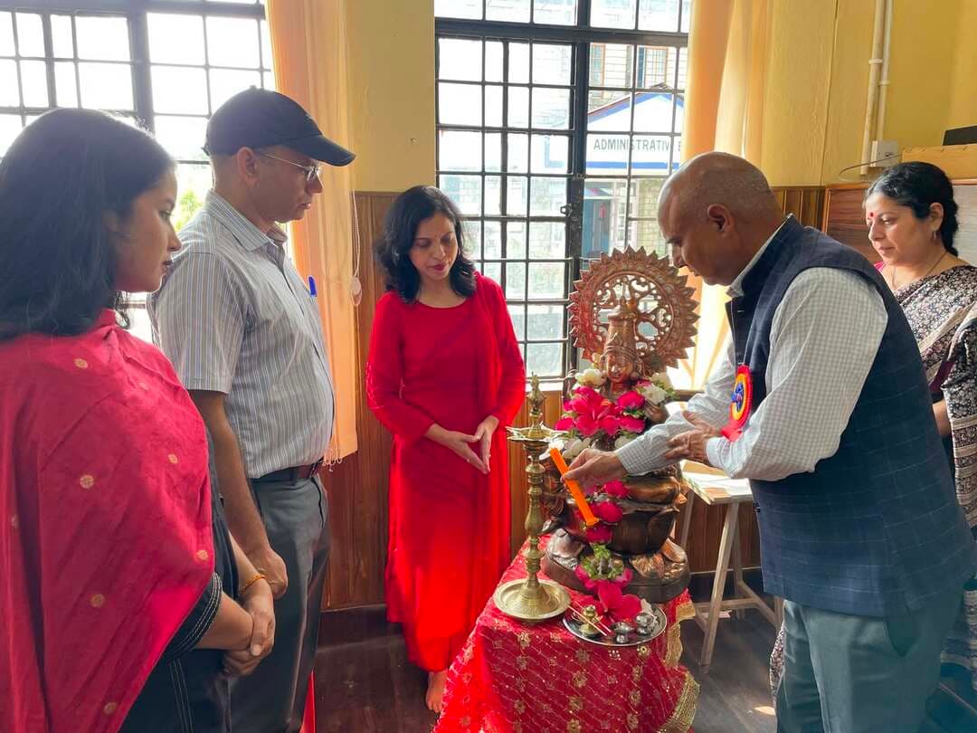 अंग्रेजी विभाग ने आयोजित किया ‘ऑरेटर एरीना’ कार्यक्रम
देवभूमि लाइव टीवी/जोगिंद्रनगर। राजीव गांधी स्मारक राजकीय महाविद्यालय जोगिंद्रनगर के अंग्रेजी विभाग की ओर से विद्यार्थियों में भाषायी दक्षता, रचनात्मकता, अभिव्यक्ति कौशल एवं साहित्यिक अभिरुचि को बढ़ावा देने के उद्देश्य से ‘ऑरेटर एरीना’ कार्यक्रम का आयोजन किया गया। कार्यक्रम में महाविद्यालय के प्राचार्य प्रो. प्रकाश चंद ने बतौर मुख्य अतिथि शिरकत की।
कार्यक्रम के दौरान पोस्टर मेकिंग, पीपीटी प्रस्तुति, भाषण प्रतियोगिता एवं निबंध लेखन सहित चार गतिविधियों का आयोजन किया गया। विद्यार्थियों ने इन प्रतियोगिताओं में उत्साहपूर्वक भाग लेते हुए अपनी रचनात्मक प्रतिभा, विचारों की अभिव्यक्ति तथा प्रस्तुतीकरण कौशल का प्रदर्शन किया।
इस अवसर पर प्राचार्य प्रो. प्रकाश चंद ने विद्यार्थियों को संबोधित करते हुए वैश्वीकरण के वर्तमान दौर में अंग्रेजी भाषा के महत्व पर प्रकाश डाला। उन्होंने कहा कि अंग्रेजी भाषा उच्च शिक्षा एवं रोजगार के साथ-साथ वैश्विक स्तर पर संवाद और ज्ञान के आदान-प्रदान का प्रभावी माध्यम है।
निबंध लेखन प्रतियोगिता में अपेक्षा ठाकुर ने प्रथम, अन्वी राणा ने द्वितीय तथा स्वाति शेखावत ने तृतीय स्थान प्राप्त किया। भाषण प्रतियोगिता में रीना कुमारी प्रथम, प्रीति द्वितीय तथा सौरव गोस्वामी तृतीय रहे। पोस्टर मेकिंग में शिफा ने प्रथम, सिमरन ने द्वितीय तथा सेजल कपूर ने तृतीय स्थान हासिल किया। वहीं पीपीटी प्रस्तुति में रीना प्रथम, वीरेन द्वितीय तथा रिया तृतीय स्थान पर रहे।
कार्यक्रम का मंच संचालन अरनव एवं आयुष सूद ने किया। कार्यक्रम के सफल आयोजन में अंग्रेजी विभाग की विभागाध्यक्ष डॉ. दीप्ति शर्मा तथा विभागीय सदस्य डॉ. विशाल कुमार, प्रो. विधु भारद्वाज एवं प्रो. नेहा ने महत्वपूर्ण भूमिका निभाई।