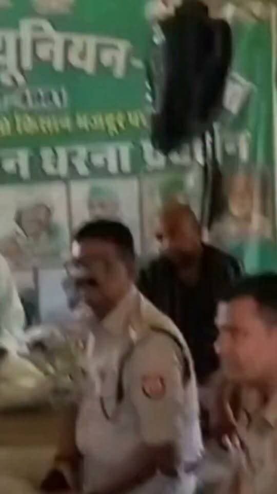 शंकरगढ़ में भारतीय किसान यूनियन का धरना 40वें दिन भी जारी, तहसीलदार और ACP बारा पहुंचे धरना स्थल..!
#kisanektazindabaad