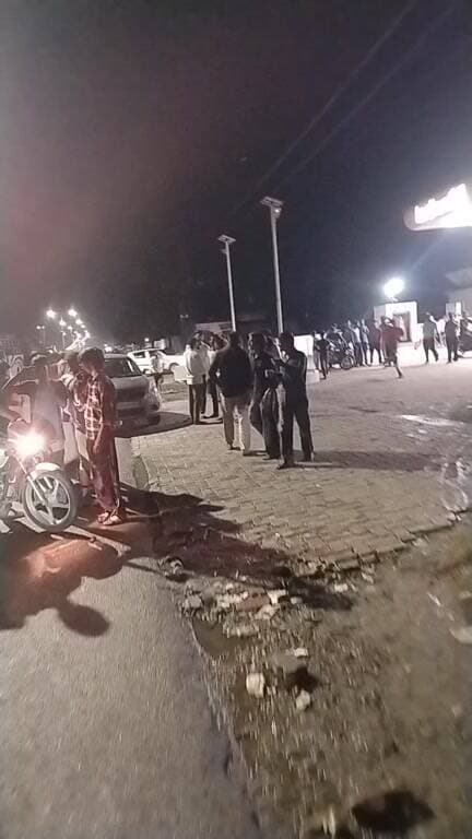 ग्राम बरा मे युवाओं के दो ग्रुप आमने सामने जम कर हुआ बवाल... देखिये पूरा live....