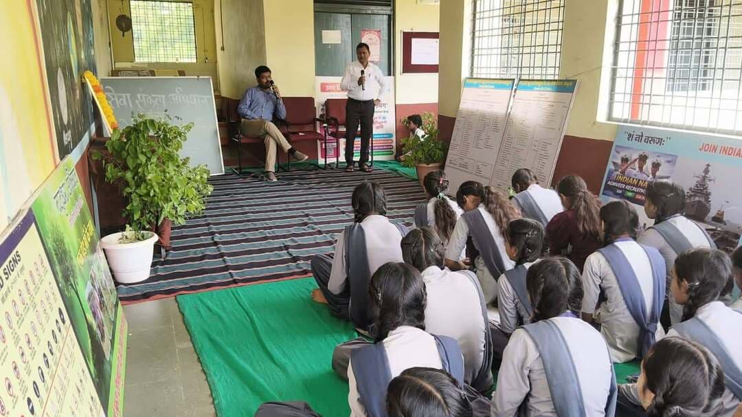 #सेवा_संकल्प_अभियान
🎯 सही मार्गदर्शन से संवरेंगे सपने, लक्ष्य की ओर बढ़ेंगे कदम
सेवा संकल्प अभियान के अंतर्गत शासकीय हाई स्कूल दौलतपुरा में कक्षा 9वीं एवं 10वीं के विद्यार्थियों के लिए करियर काउंसलिंग सत्र आयोजित किया गया।
सीएमओ झाबुआ श्री मिलन पटेल ने विद्यार्थियों से संवाद करते हुए विभिन्न प्रवेश एवं प्रतियोगी परीक्षाओं, उच्च शिक्षा के अवसरों, कौशल विकास, स्वरोजगार तथा टाइम मैनेजमेंट के संबंध में उपयोगी मार्गदर्शन प्रदान किया।
विद्यालय में कक्षा 9वीं एवं 10वीं के कुल 116 विद्यार्थियों में से 54 विद्यार्थी सत्र में उपस्थित रहे। इस दौरान विद्यालयीन स्टाफ की भी सहभागिता रही।
Jansampark Madhya Pradesh CM Madhya Pradesh Indore Commissioner General Administration Department, MP #Jhabua #JansamparkMP #SevaSankalpAbhiyan #AshirwadKaDiya