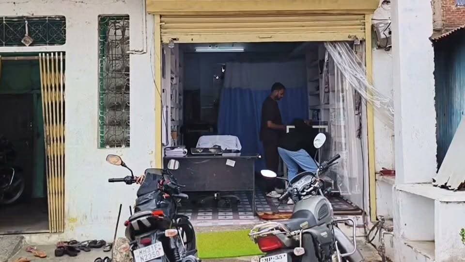 पन्ना पुलिस की बड़ी सर्जिकल स्ट्राइक: 86 हजार के गांजे और बाइक के साथ दो तस्कर गिरफ्तार, एक फरार।